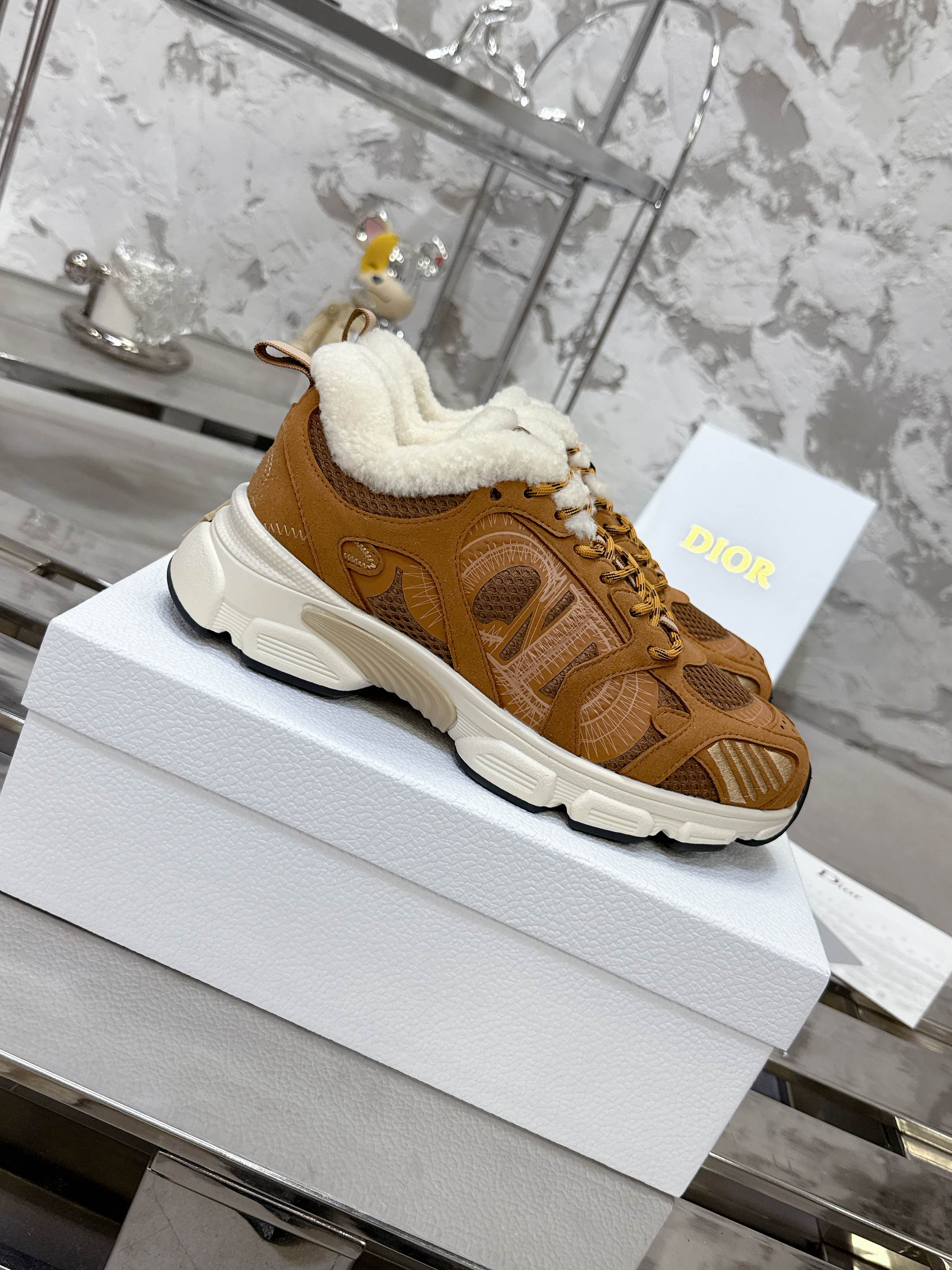 NO:612620,DIOR CHRONO high version. Originally developed with a new TPU absorbent film, ultra-light and soft combination outsole. Sports style... sports shoes... dad shoes... super beautiful on the feet... stars and internet celebrities from all over the world wear them... dazzling logos, classic and versatile for all seasons... painting-style sneakers that you can fall in love with at a glance; a mix of leather and mesh painting art materials. The inner lining is made of real wool with CDs outlined with fine lines on the sides.  The logo is unique... Full of details... The quality is completely consistent with the counter.. Equipped with the original packaging of the counter. SIZE35-41 Women's 41 custom-made non-returnable, dad shoes, fur shoes, dior, dior, sneakers19860909DIOR CHRONO 迪奥老爹鞋 高版本. 原版开发全新TPU吸膜超轻极软组合大底. 运动风格…运动鞋..老爹鞋.. 上脚超美超赞..各路明星网红纷纷上脚..耀眼logo经典百搭四季皆宜..一眼就能爱上的绘画风格运动鞋；皮革与网面绘画艺术材质的混搭.内里采用真羊毛内里侧面细线勾勒的CD logo别出心栽..细节满满… 品质完全与专柜一致..配置专柜原版包装. SIZE35-41 女41定做不退换,老爹鞋毛毛鞋,dior,dior,sneakers,Women's Shoes