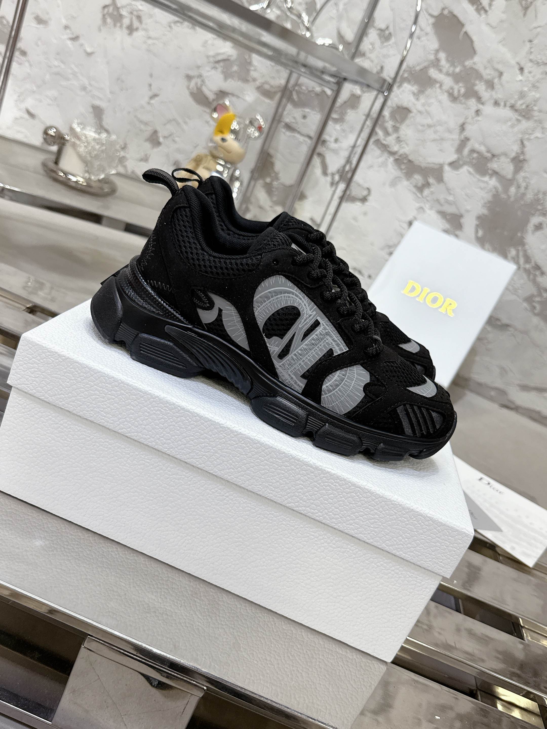 NO:612625,DI DIOR CHRONO high version. Originally developed with a new TPU absorbent film, ultra-light and soft combination outsole. Sports style... sports shoes... dad shoes... super beautiful on the feet... stars and influencers from all over the world have stepped on their feet... dazzling logo, classic and versatile, suitable for all seasons... painting-style sneakers that you can fall in love with at a glance; a mix of leather and mesh painting art materials. The inner lining is made of real wool with CDs outlined with fine lines on the sides.  The logo is unique... Full of details... The quality is completely consistent with the counter.. Equipped with the original packaging of the counter. SIZE35-41 Women's 41 custom-made non-returnable, dad shoes, fur shoes, dior, dior, sneakers19860909DI DIOR CHRONO 迪奥老爹鞋 高版本. 原版开发全新TPU吸膜超轻极软组合大底. 运动风格…运动鞋..老爹鞋.. 上脚超美超赞..各路明星网红纷纷上脚..耀眼logo经典百搭四季皆宜..一眼就能爱上的绘画风格运动鞋；皮革与网面绘画艺术材质的混搭.内里采用真羊毛内里侧面细线勾勒的CD logo别出心栽..细节满满… 品质完全与专柜一致..配置专柜原版包装. SIZE35-41 女41定做不退换,老爹鞋毛毛鞋,dior,dior,sneakers,Women's Shoes