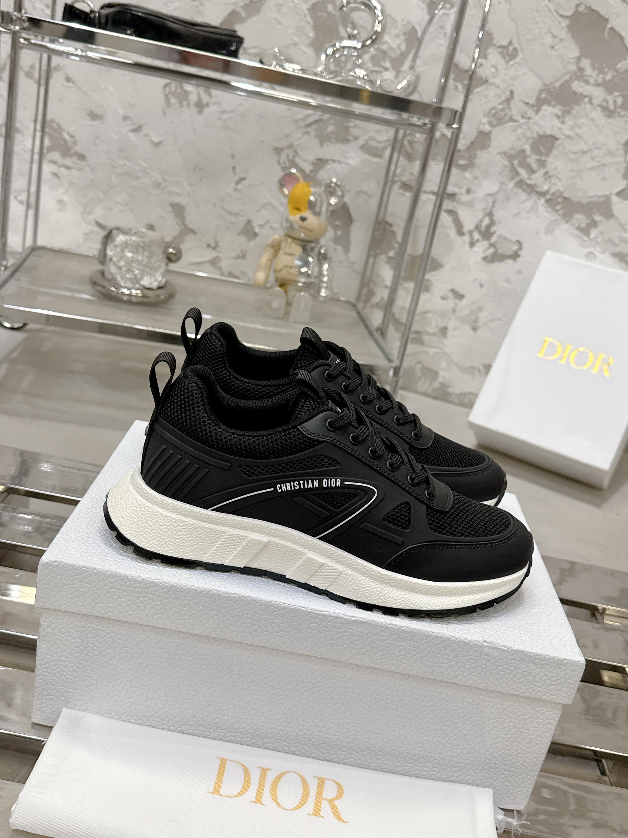 NO:615913,Women's size, men's size top version!  !  !  Dior Dior's latest Run'n'Dior series, couple style, thick sole, casual sneakers, originally purchased, developed and made. This Run'n'Dior reinterprets the sports style with an elegant and fashionable shape. The upper is carefully made of white mesh fabric, and the laces and heels are decorated with the Christian Dior Paris logo. The exquisite two-color sole is light and soft, which can add a high-end temperament to all kinds of casual looks. Exquisite packaging at the delivery counter. Fabric: Original custom imported first-layer cowhide. Lining:  Imported original lining Sole: Original molded non-slip TPU material Size: Women's 35-41 / Men's 39-46 (41/46 customized), casual shoes/sports shoes, dior, dior, sneakers, cowhide19860909女码,男码 顶级版本！！！ Dior迪奥 最新Run'n'Dior 系列 情侣款 厚底 休闲 运动鞋 原版购入开发 做货 这款 Run'n'Dior 以优雅时尚的造型重新演绎运动风格.鞋面采用白色网眼织物精心制作,鞋带和鞋跟饰以 Christian Dior Paris 标志.精致的双色鞋底轻盈柔软,可为各式休闲造型增添高订气质 配送专柜精美包装 面料 : 原版定制进口头层牛皮 内里 : 进口原版内里 鞋底 : 原版开模防滑TPU材质 Size : 女款35-41 / 男款39-46（41/46定制）,休闲鞋/运动鞋,dior,dior,sneakers,cowhide,Women's Shoes