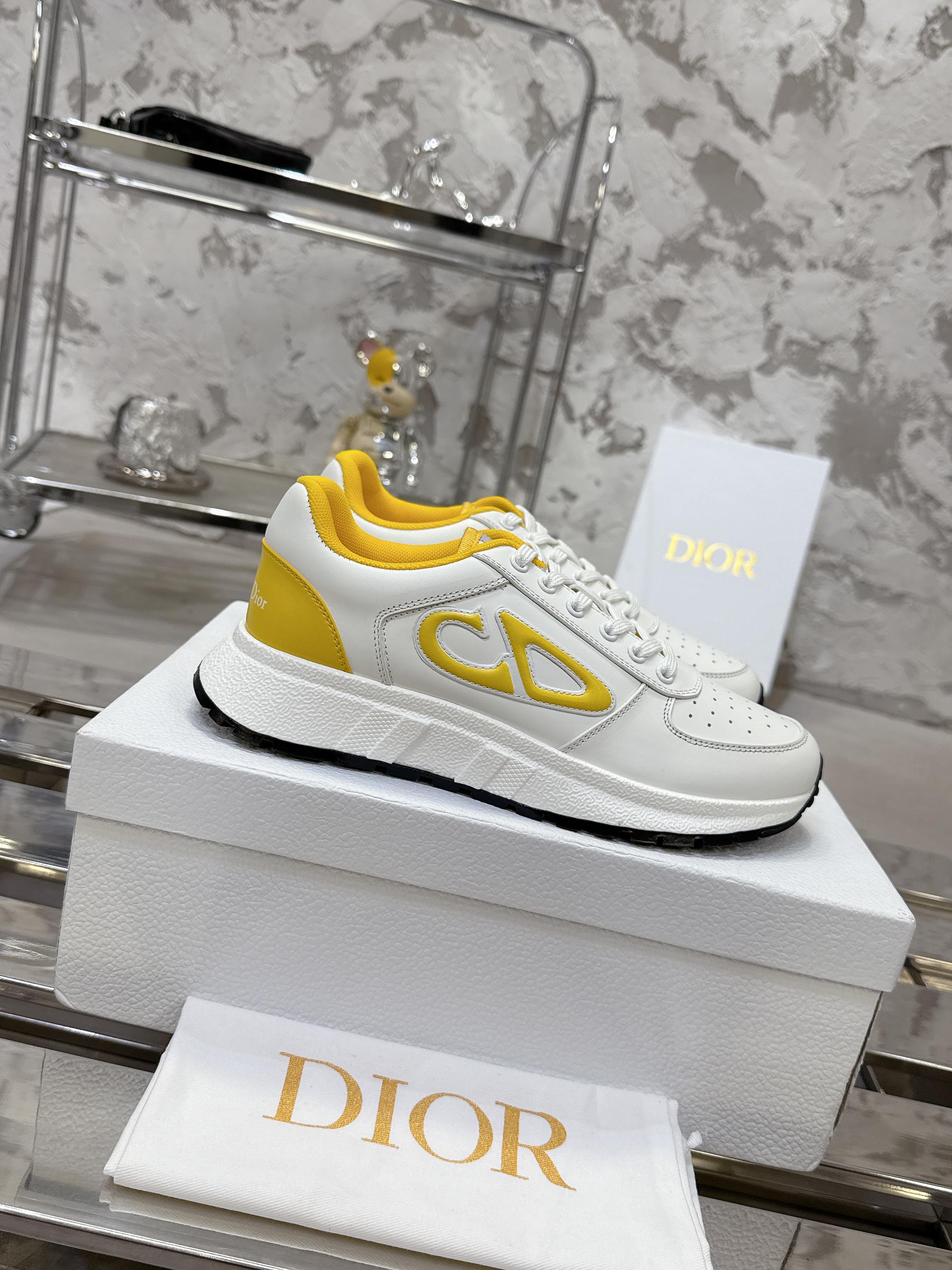 NO:615916,Women's and men's sizes top version!  !  !  Dior Dior's latest Run'n'Dior series, couple style, thick sole, casual sneakers, originally purchased, developed and made. This Run'n'Dior reinterprets the sports style with an elegant and fashionable shape. The upper is carefully made of white mesh fabric, and the laces and heels are decorated with the Christian Dior Paris logo. The exquisite two-color sole is light and soft, which can add a high-end temperament to all kinds of casual looks. Exquisite packaging at the delivery counter. Fabric: Original custom imported first-layer cowhide. Lining:  Imported original lining Sole: Original molded non-slip TPU material Size: Women's 35-41 / Men's 39-46 (41/46 customized), casual shoes/sports shoes, dior, dior, sneakers, cowhide19860909女,男码 顶级版本！！！ Dior迪奥 最新Run'n'Dior 系列 情侣款 厚底 休闲 运动鞋 原版购入开发 做货 这款 Run'n'Dior 以优雅时尚的造型重新演绎运动风格.鞋面采用白色网眼织物精心制作,鞋带和鞋跟饰以 Christian Dior Paris 标志.精致的双色鞋底轻盈柔软,可为各式休闲造型增添高订气质 配送专柜精美包装 面料 : 原版定制进口头层牛皮 内里 : 进口原版内里 鞋底 : 原版开模防滑TPU材质 Size : 女款35-41 / 男款39-46（41/46定制）,休闲鞋/运动鞋,dior,dior,sneakers,cowhide,Women's Shoes