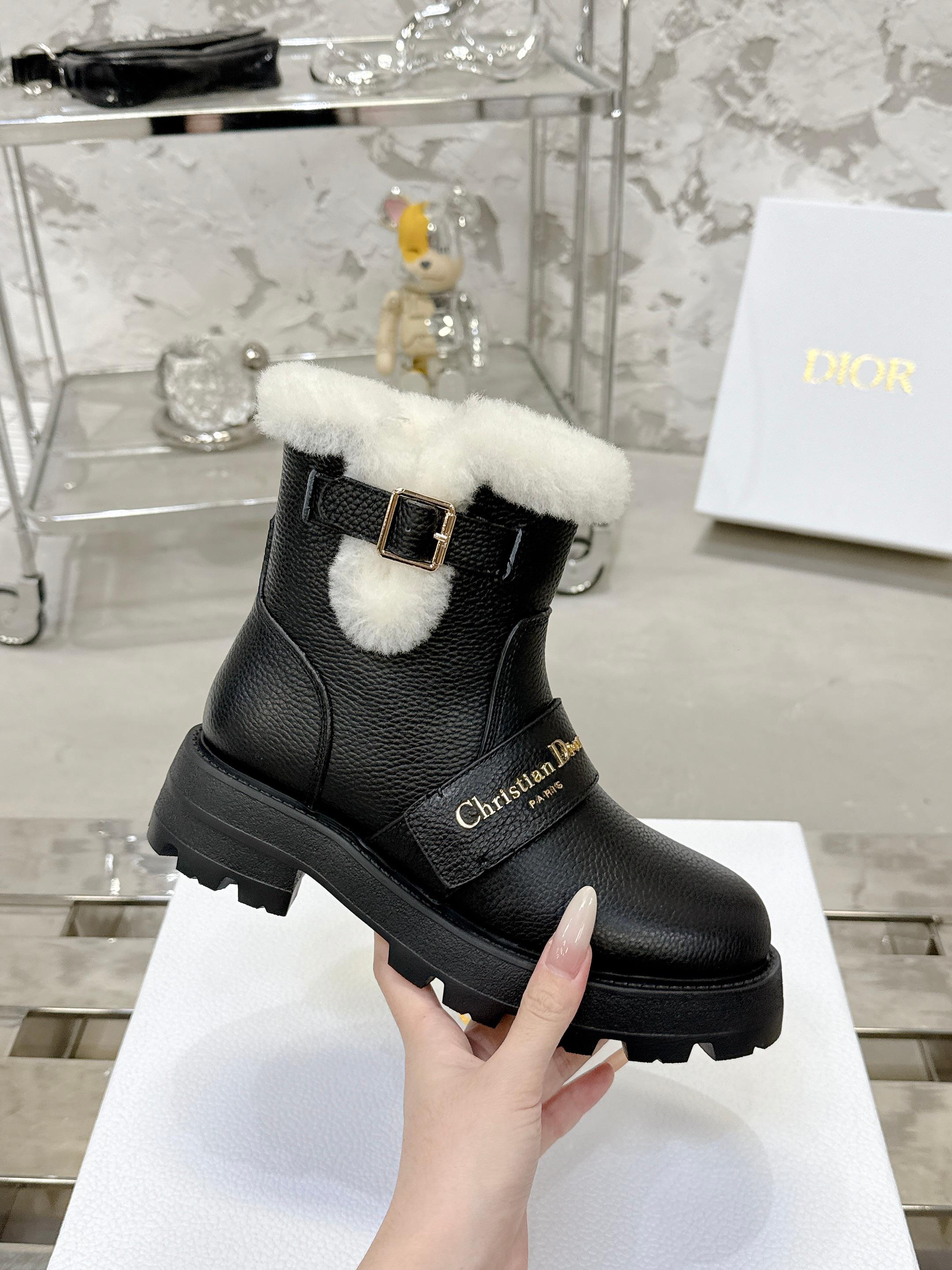 NO:616973,High quality goods!  The top version of Miss Dior Dior CD autumn and winter short boots, the latest color high-definition D-Major, the upper is made of imported cowhide fabric with the unique temperament of the brand logo, and the foot feels comfortable. The fabric is imported cowhide, sheepskin lining (real wool lining), foam sole (super light), size35-41, boots, dior, dior, boots, cowhide, sheepskin19860909高货！ 顶级版本 Miss Dior 迪奥 CD 秋冬短靴 最新色高定D-Major 鞋面采用进口牛皮面料搭配上品牌logo独一无二的气质,脚感舒适. 面料进口牛皮 内里羊皮内里（真羊毛内里） 鞋底发泡大底（超轻） size35-41,靴子,dior,dior,boots,cowhide,sheepskin,Women's Shoes