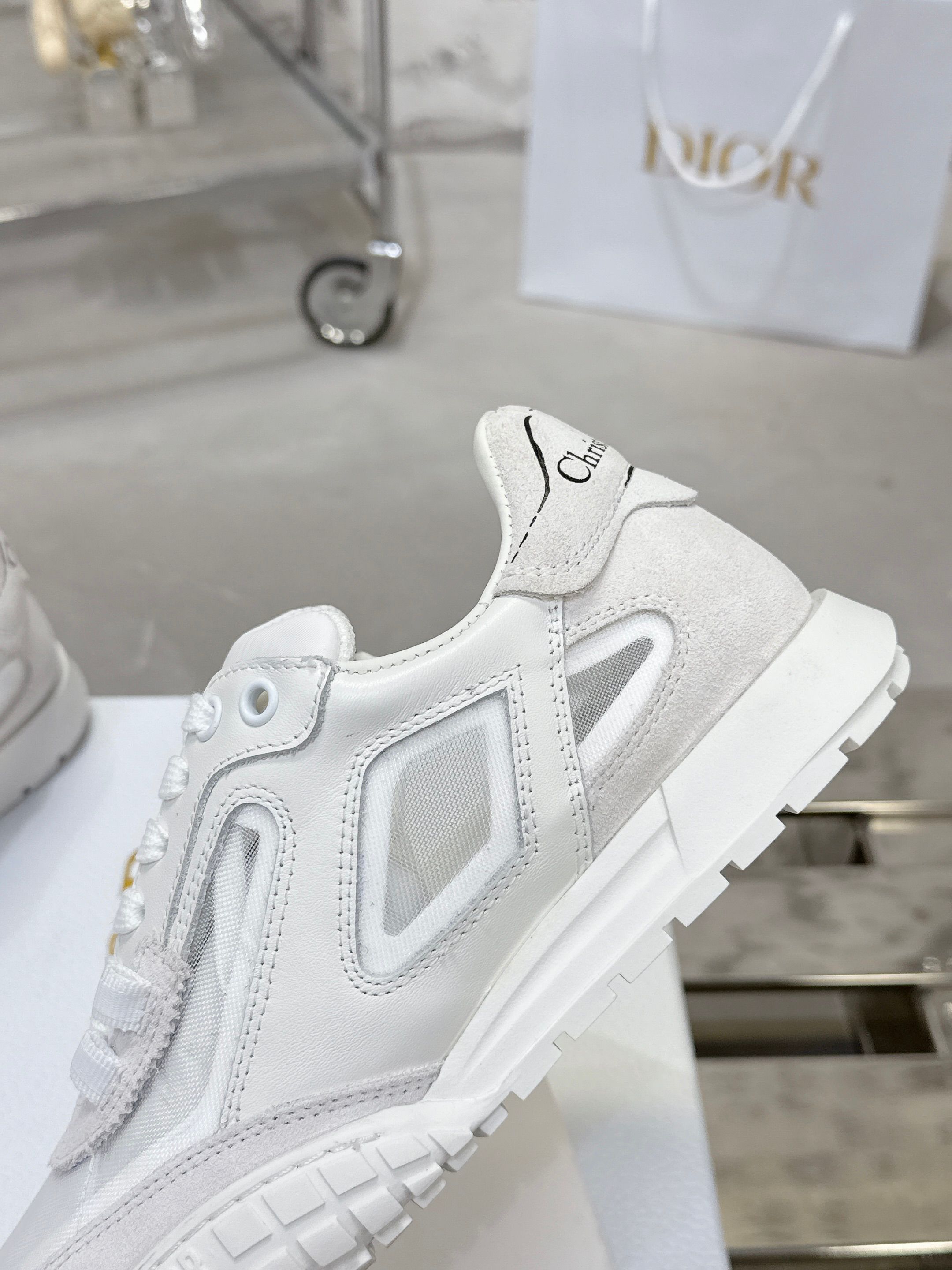 Dior Tech 运动鞋 - 秋冬にぴったりな復古美学の一足