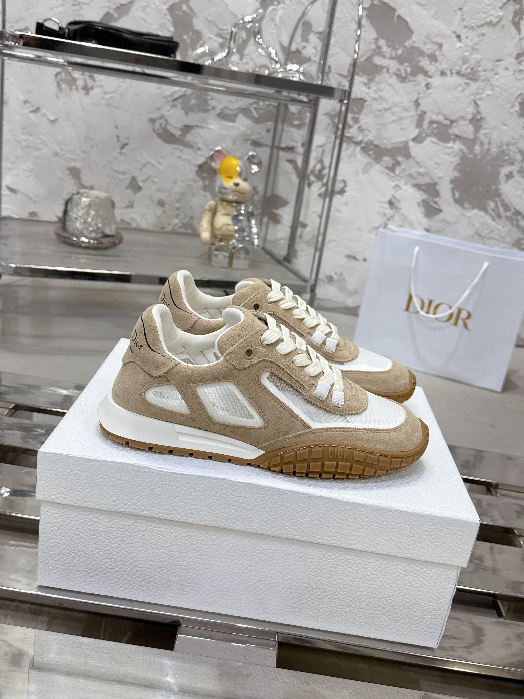 Dior Tech 运动鞋 - 秋冬向けの復古美学を表現