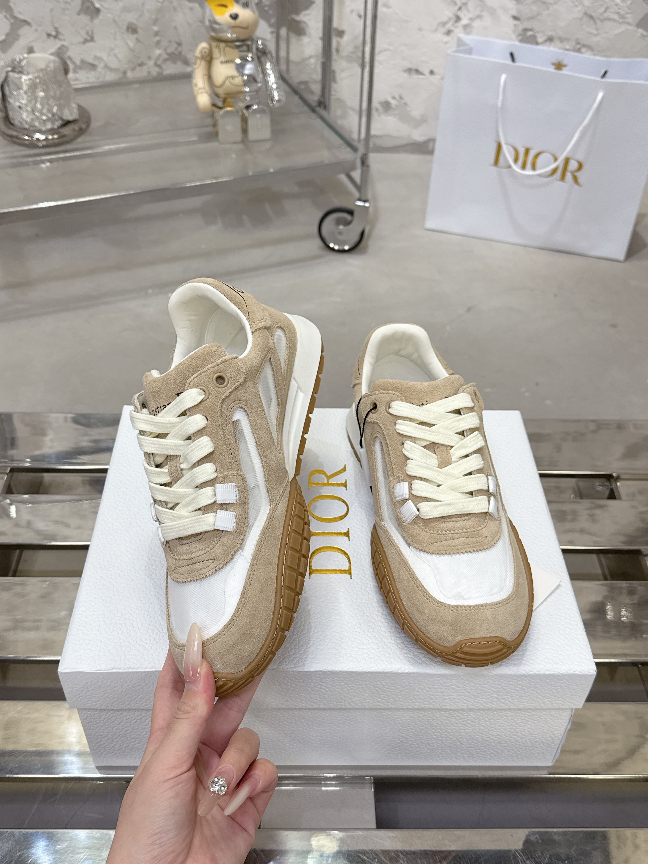 Dior Tech 运动鞋 - 秋冬向けの復古美学を表現