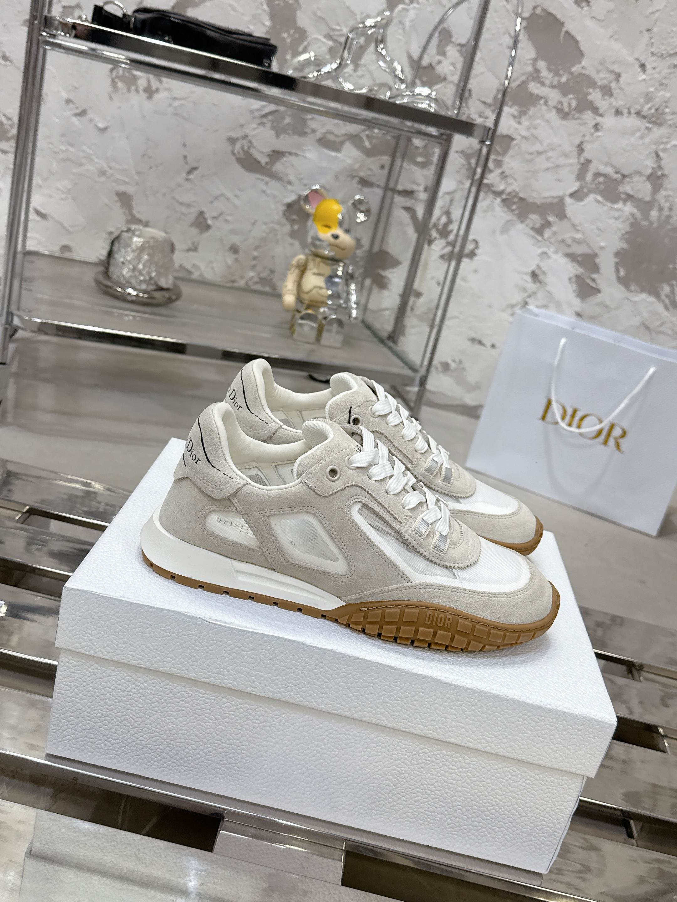 Dior Tech スニーカー - 秋冬の復古美学を感じる一足