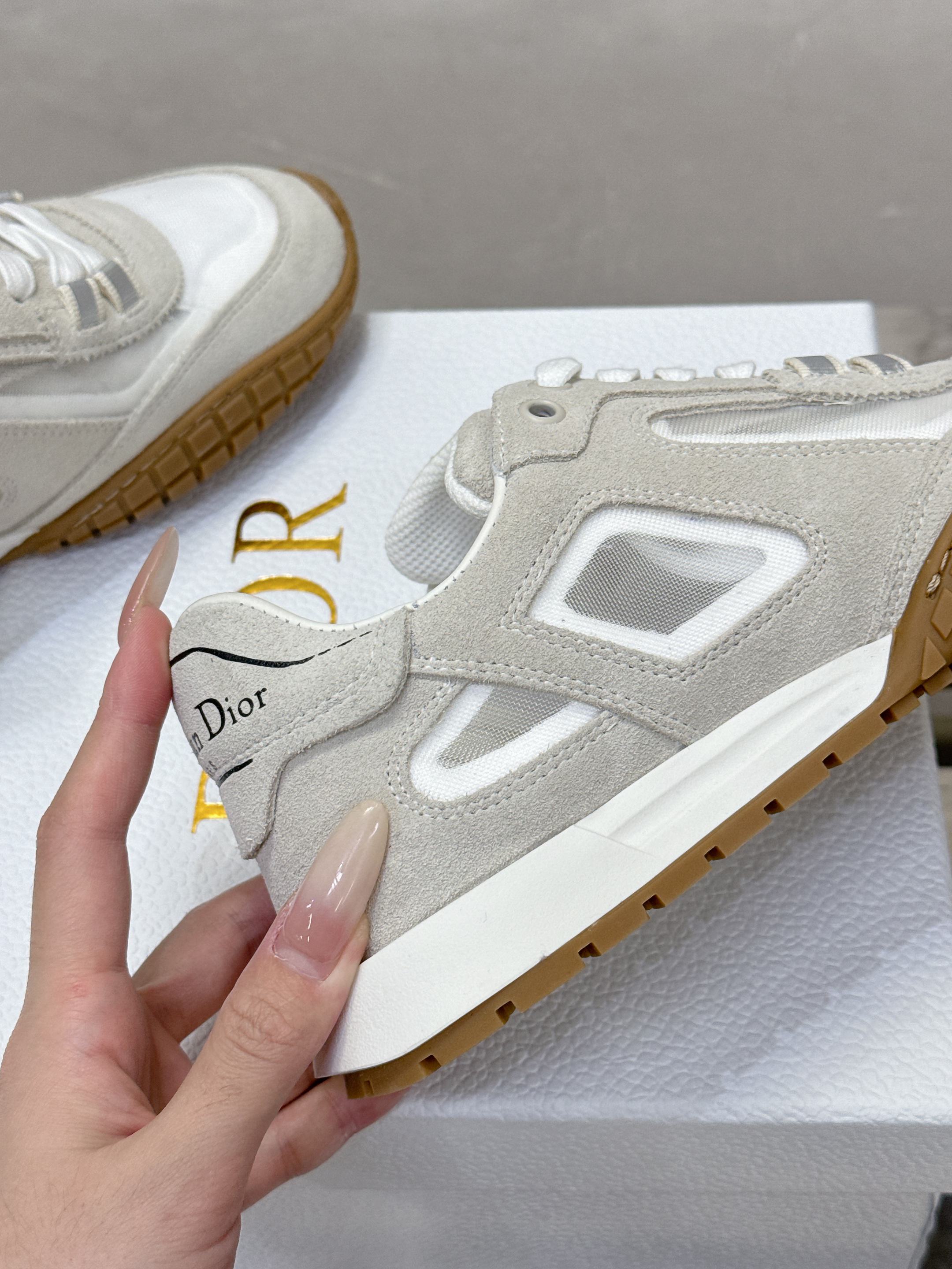 Dior Tech スニーカー - 秋冬の復古美学を感じる一足