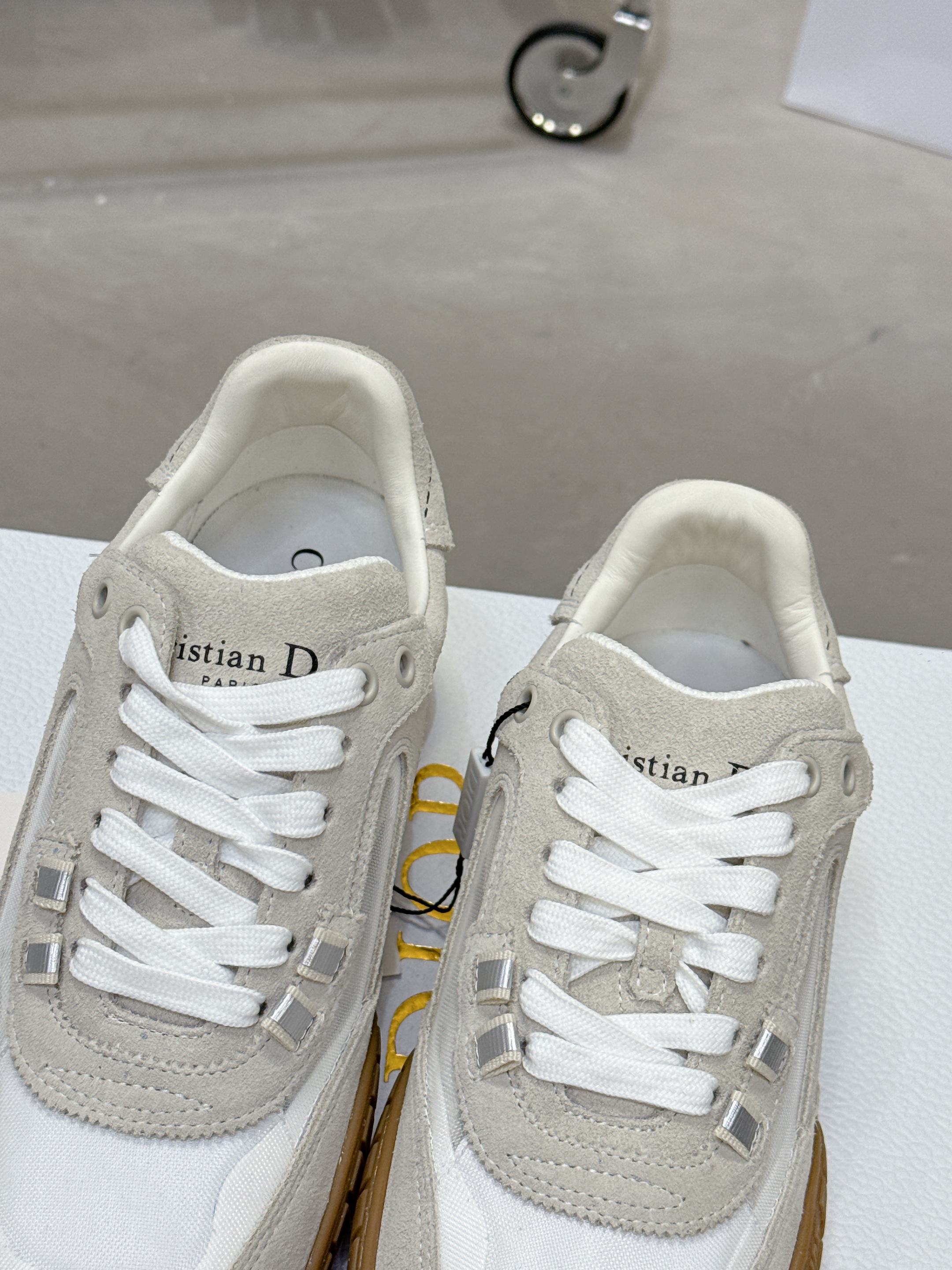 Dior Tech スニーカー - 秋冬の復古美学を感じる一足