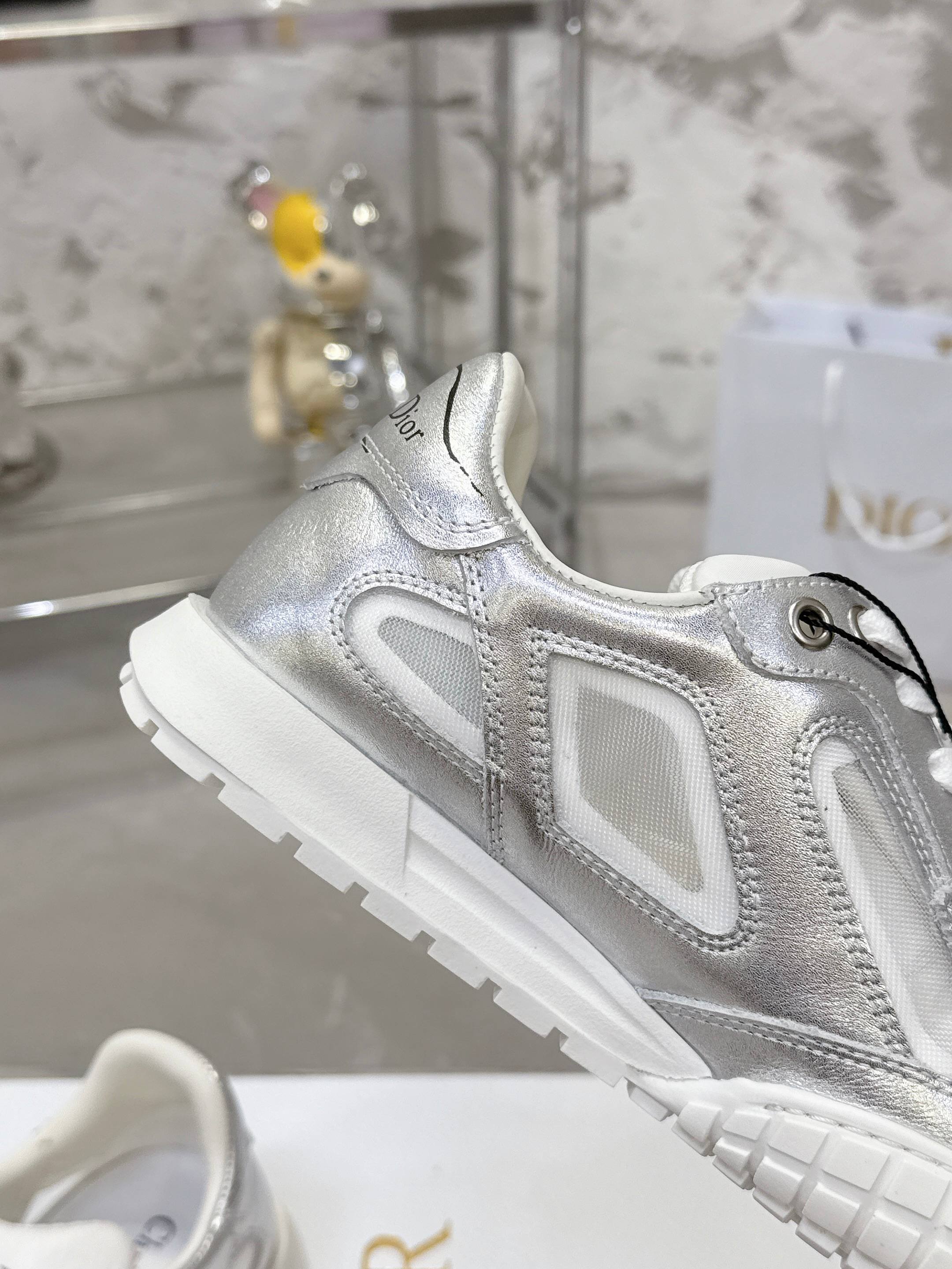 Dior Tech 运动鞋 - 秋冬のトレンドを先取りするスタイリッシュな一足