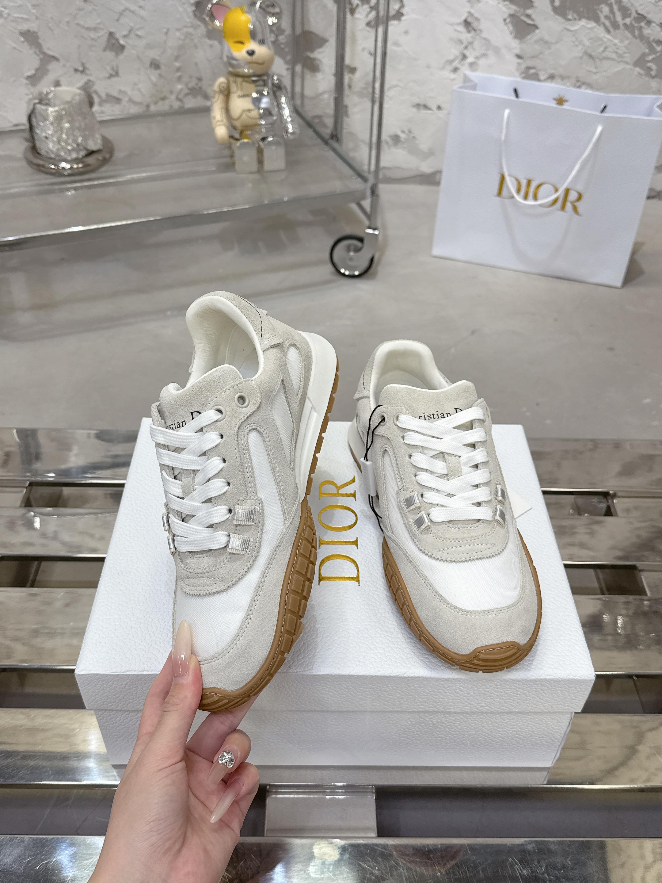 Dior Tech 运动鞋 - 復古美学を感じる秋冬スタイル