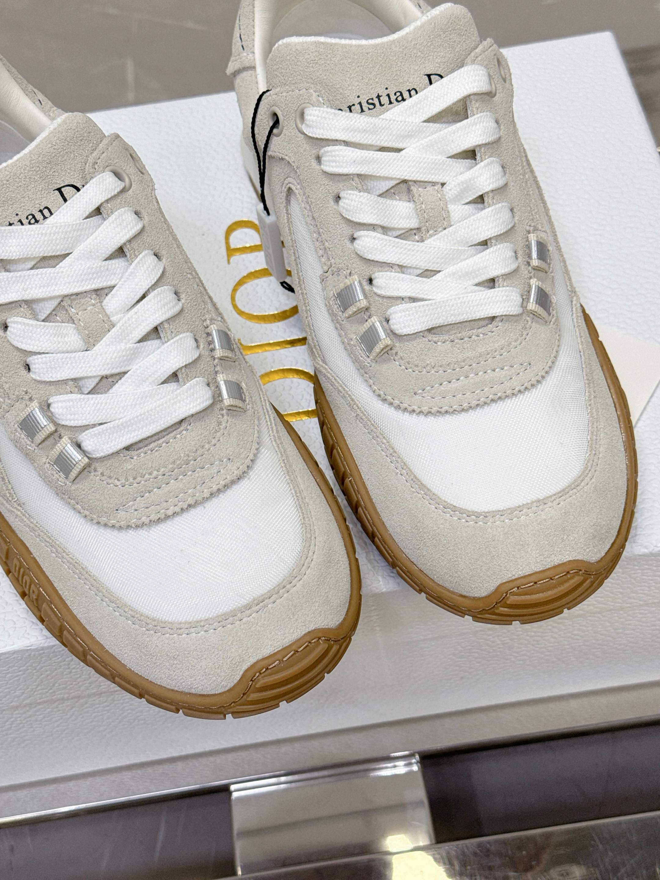 Dior Tech 运动鞋 - 復古美学を感じる秋冬スタイル