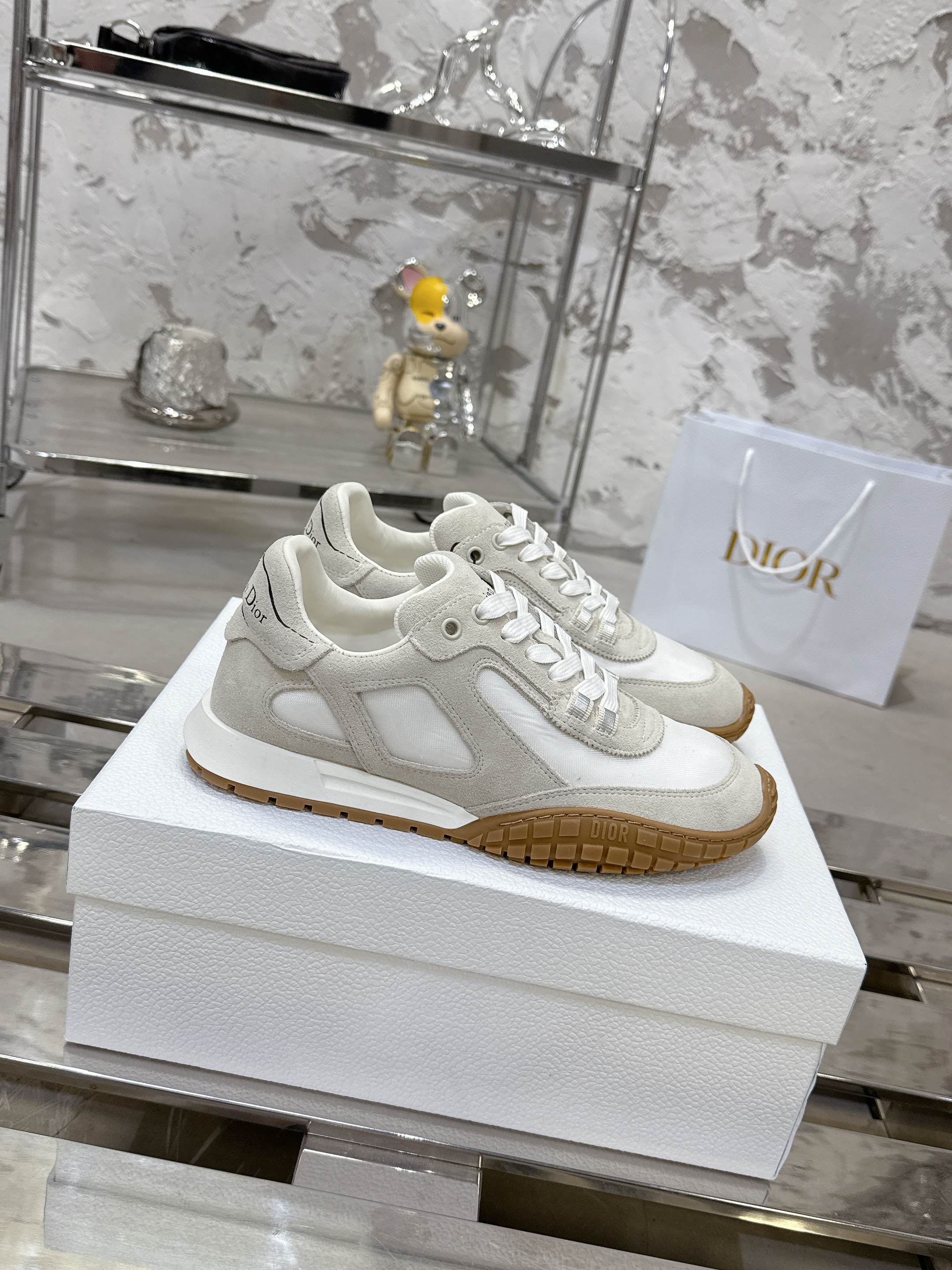 Dior Tech 运动鞋 - 復古美学を感じる秋冬スタイル