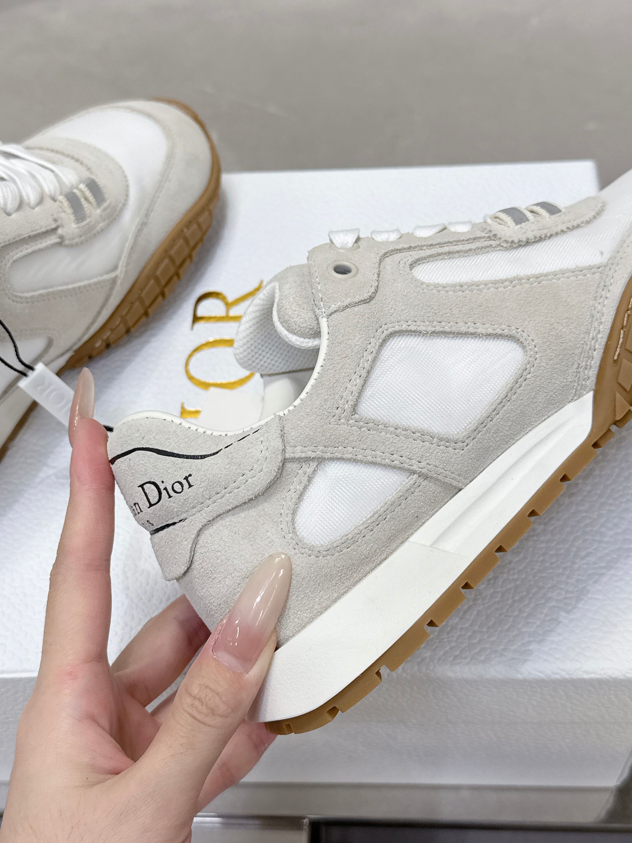 Dior Tech 运动鞋 - 復古美学を感じる秋冬スタイル