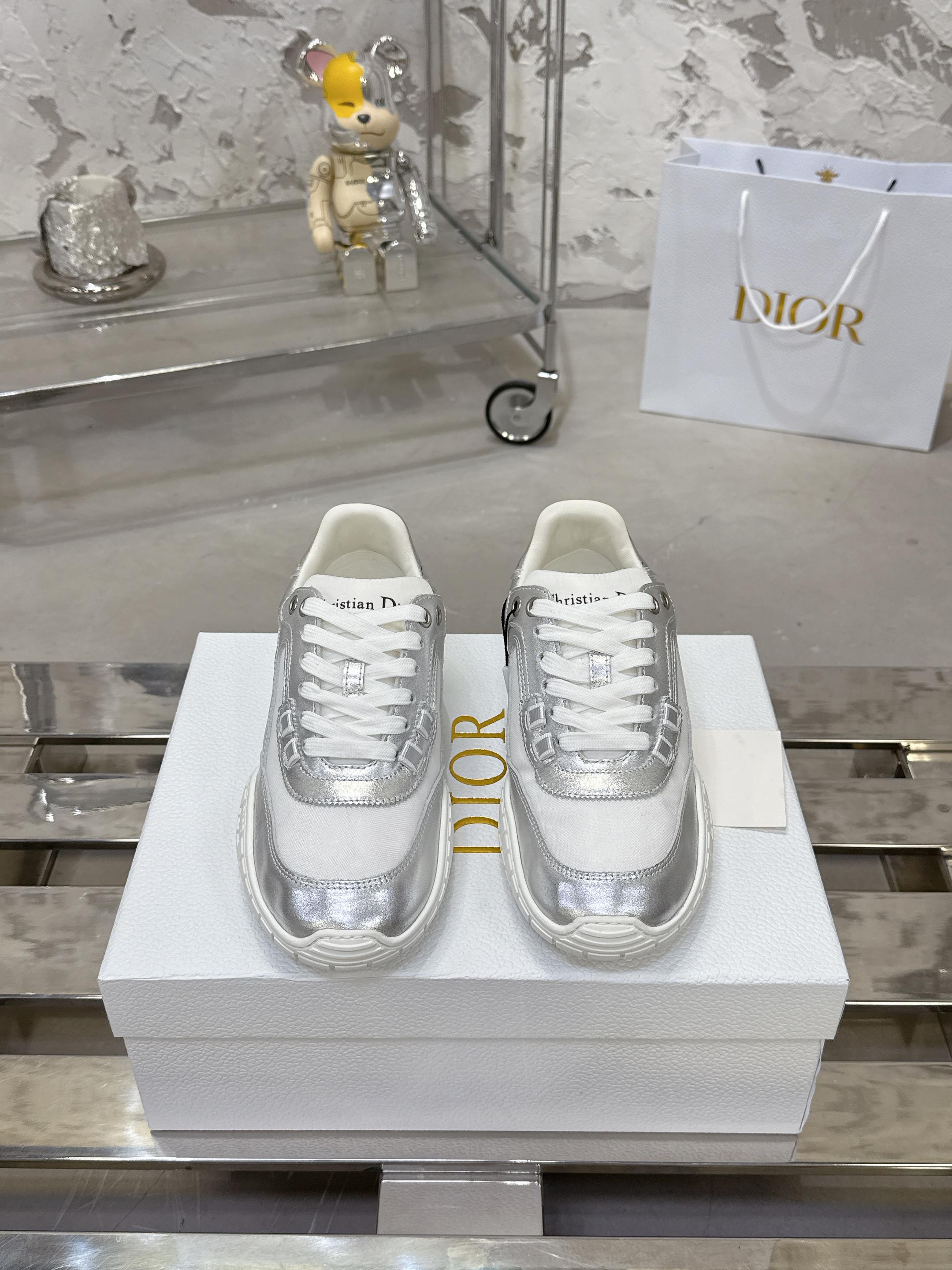 Dior Tech スポーツシューズ - 秋冬にぴったりの復古美学