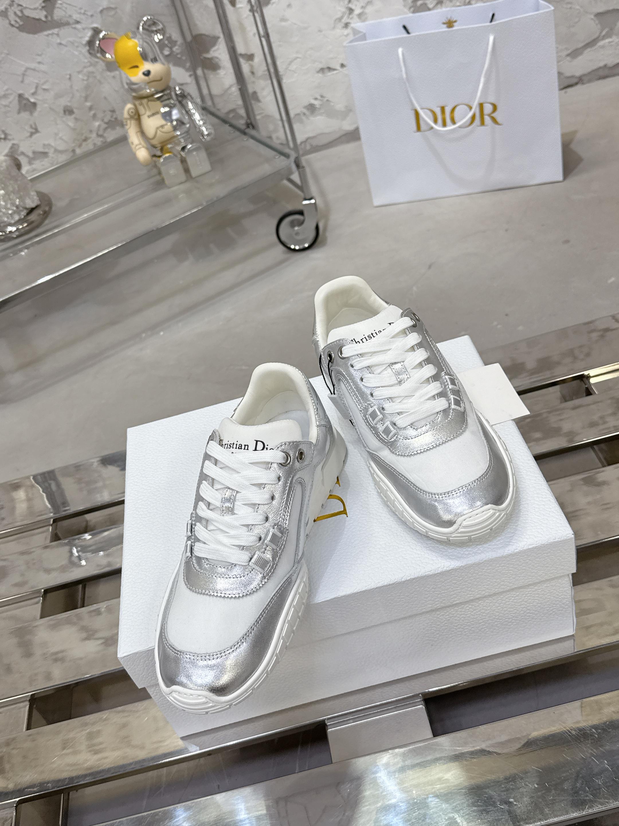 Dior Tech スポーツシューズ - 秋冬にぴったりの復古美学