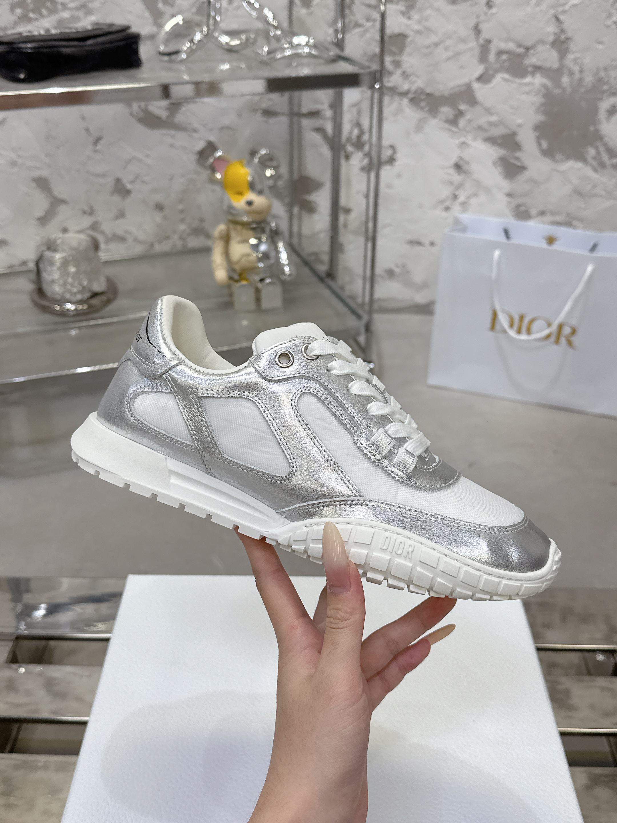 Dior Tech スポーツシューズ - 秋冬にぴったりの復古美学