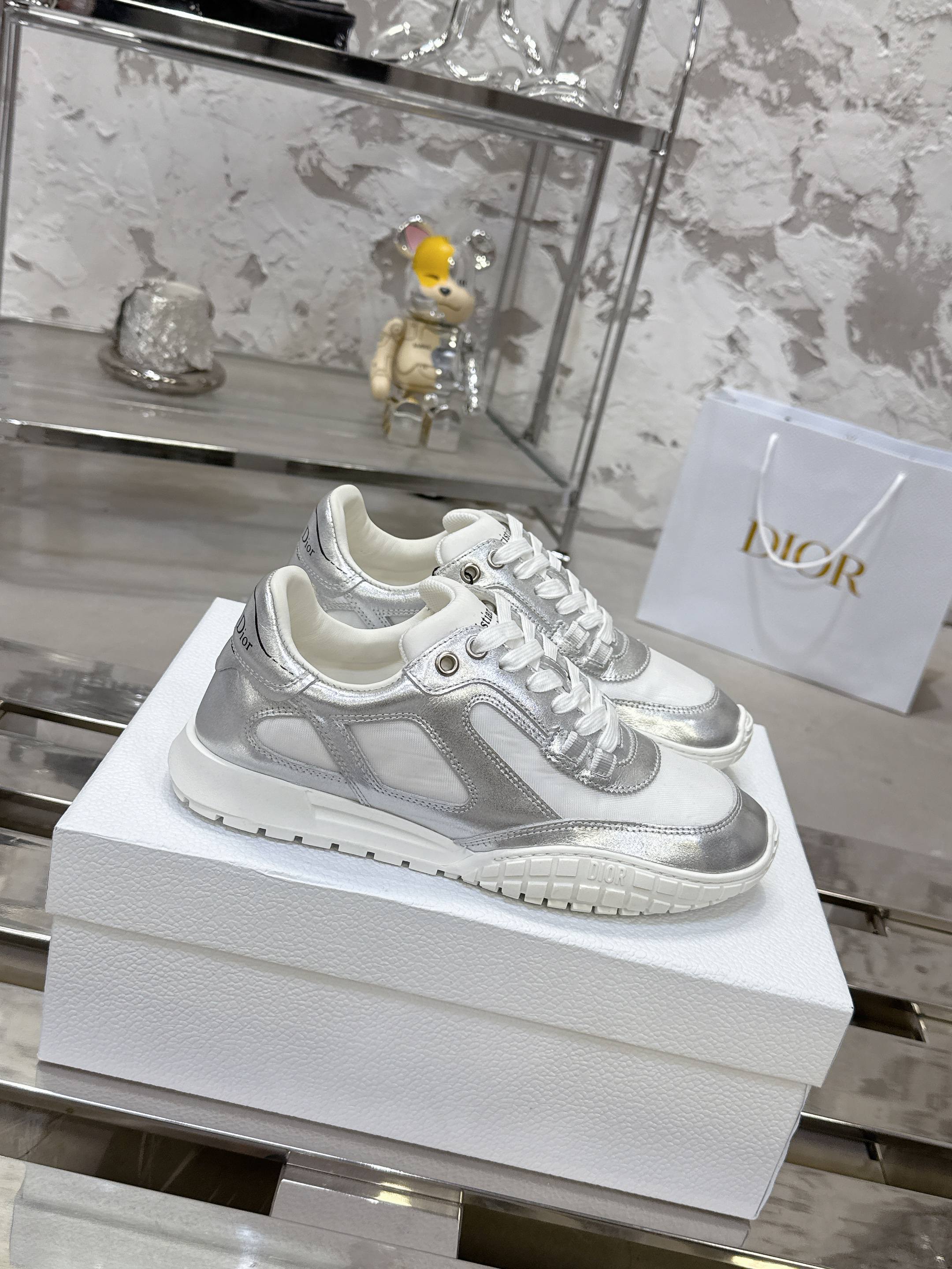 Dior Tech スポーツシューズ - 秋冬にぴったりの復古美学