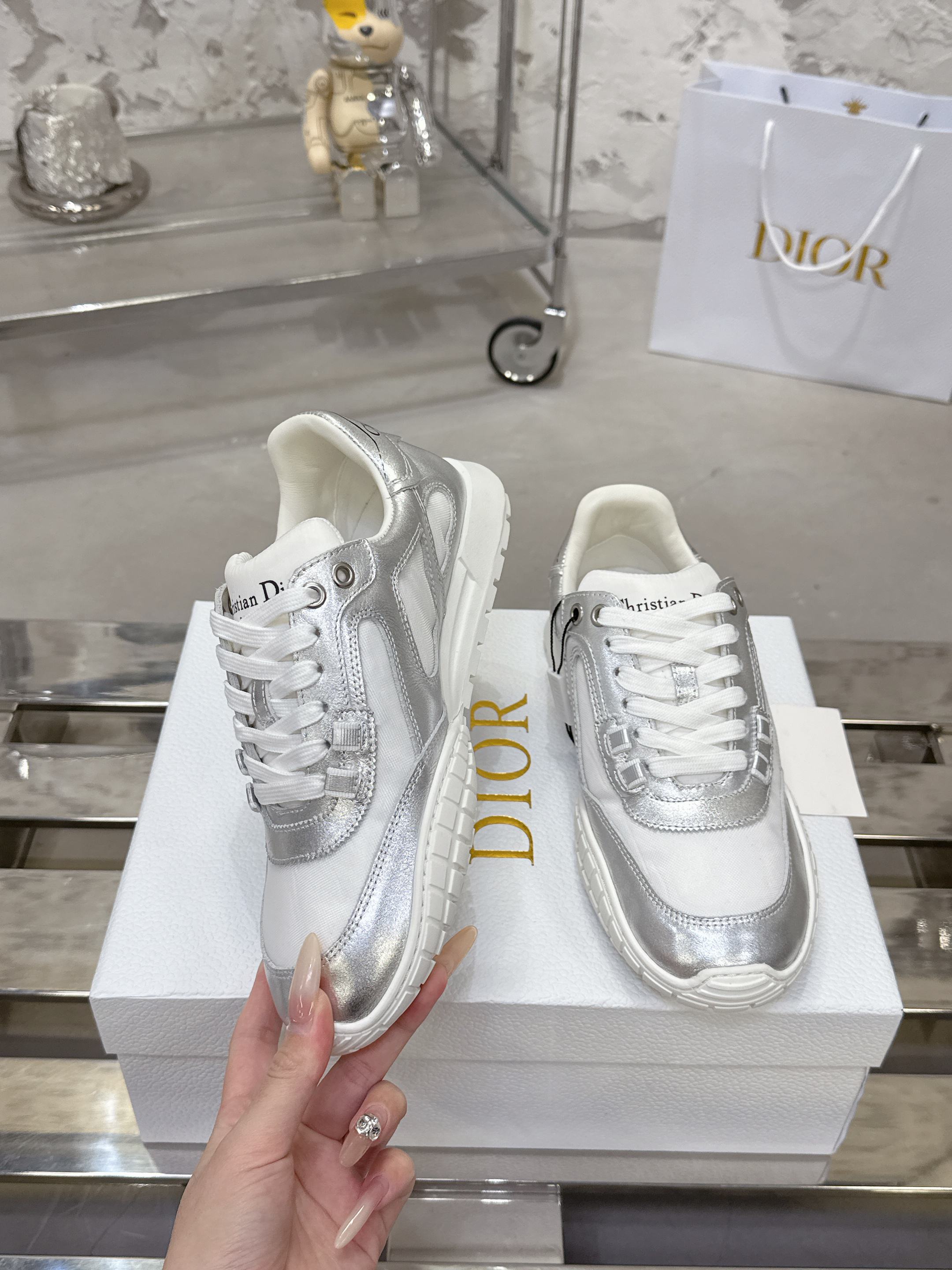 Dior Tech スポーツシューズ - 秋冬にぴったりの復古美学