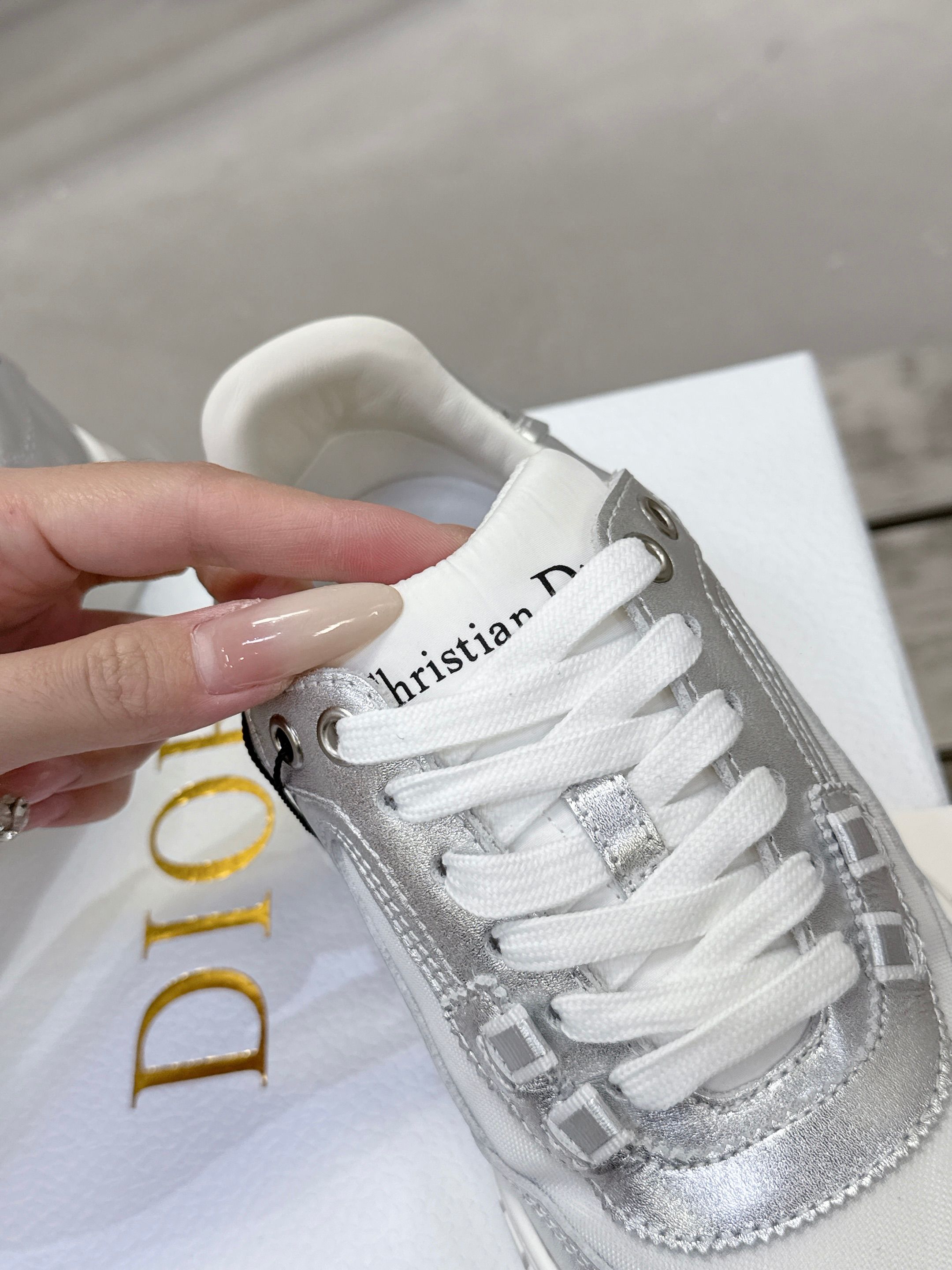 Dior Tech スポーツシューズ - 秋冬にぴったりの復古美学