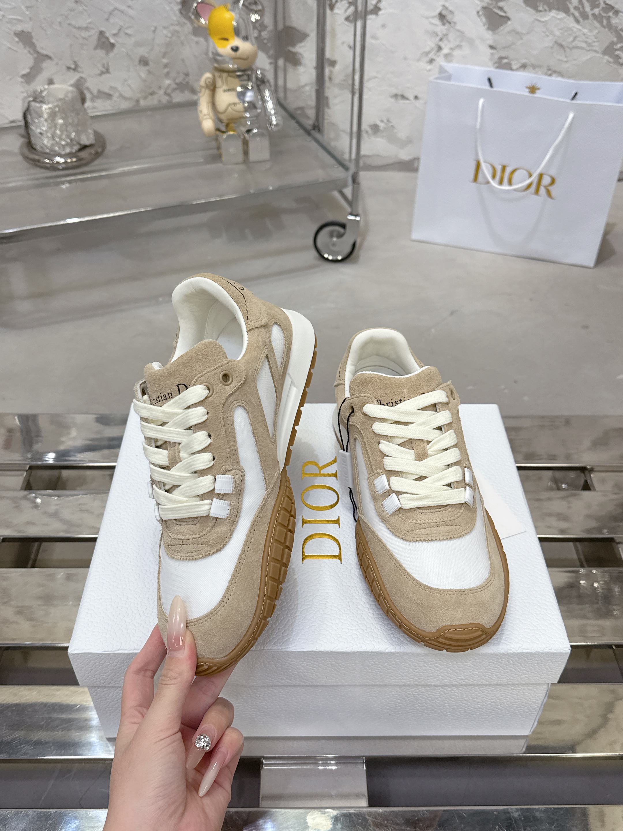 Dior Tech スニーカー - 秋冬のトレンドを纏ったデザイン