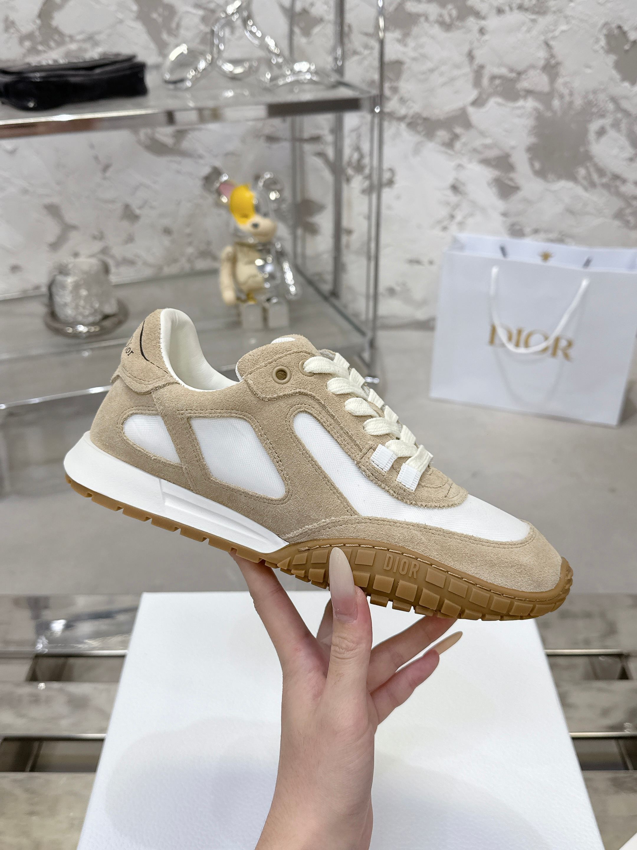 Dior Tech スニーカー - 秋冬のトレンドを纏ったデザイン