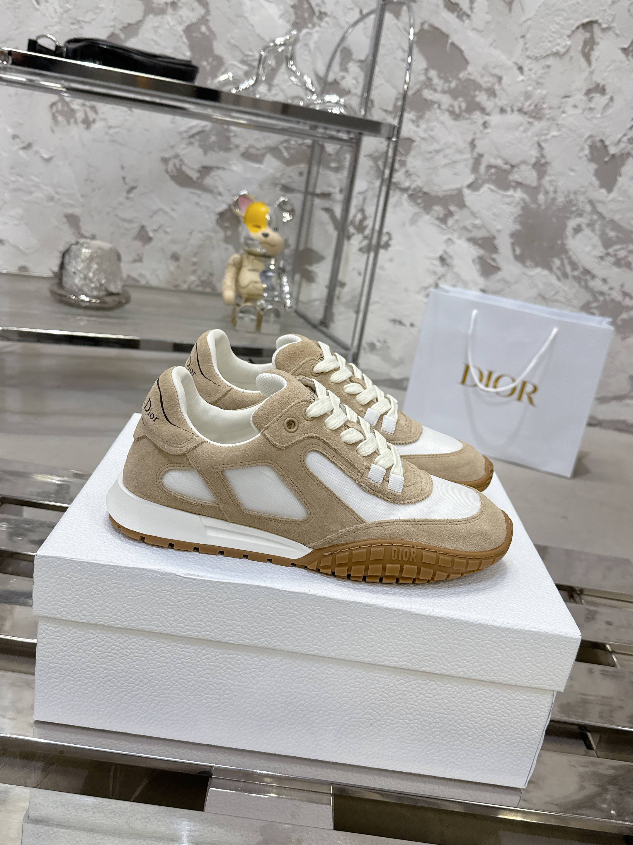 Dior Tech スニーカー - 秋冬のトレンドを纏ったデザイン