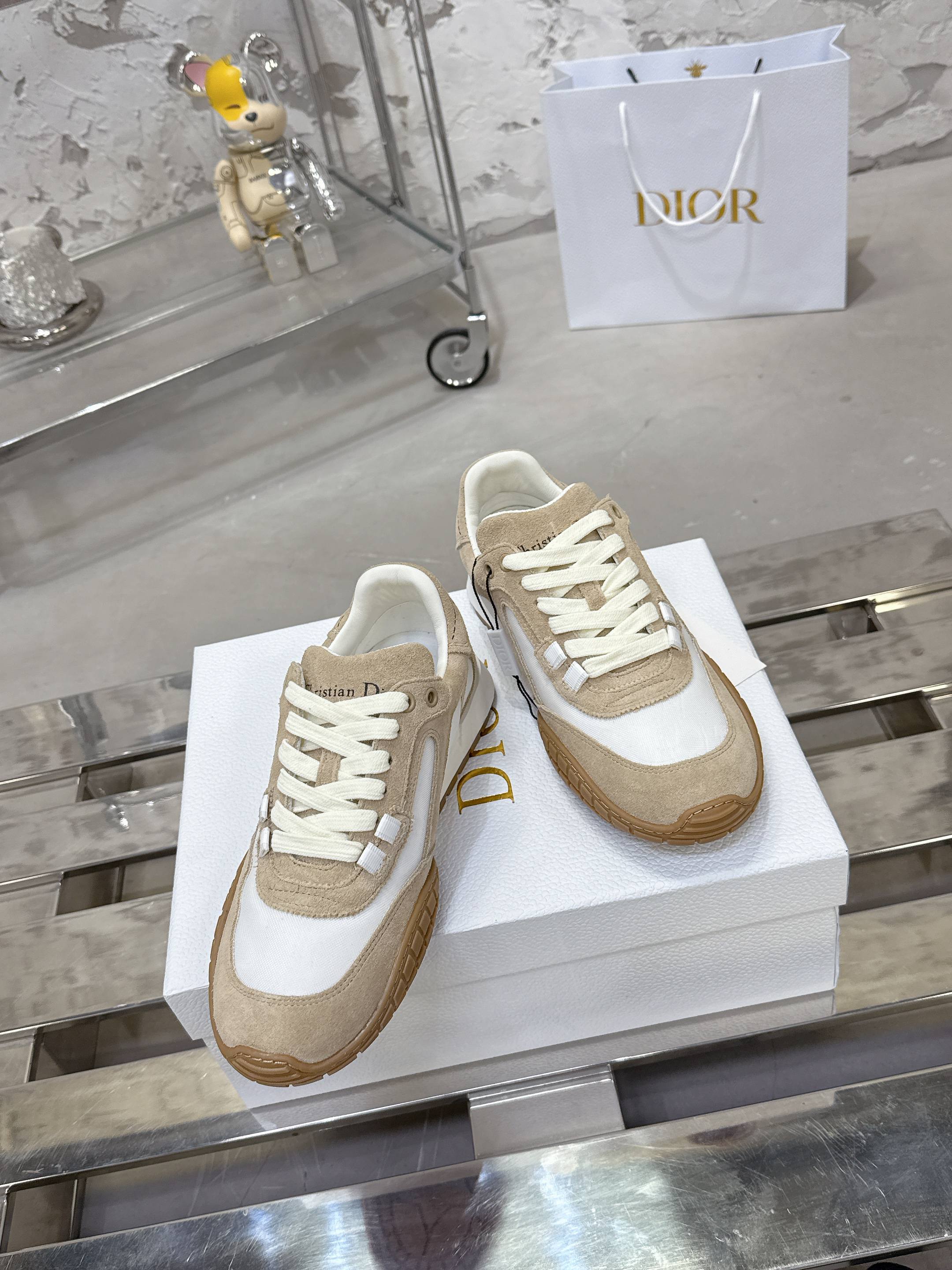 Dior Tech スニーカー - 秋冬のトレンドを纏ったデザイン