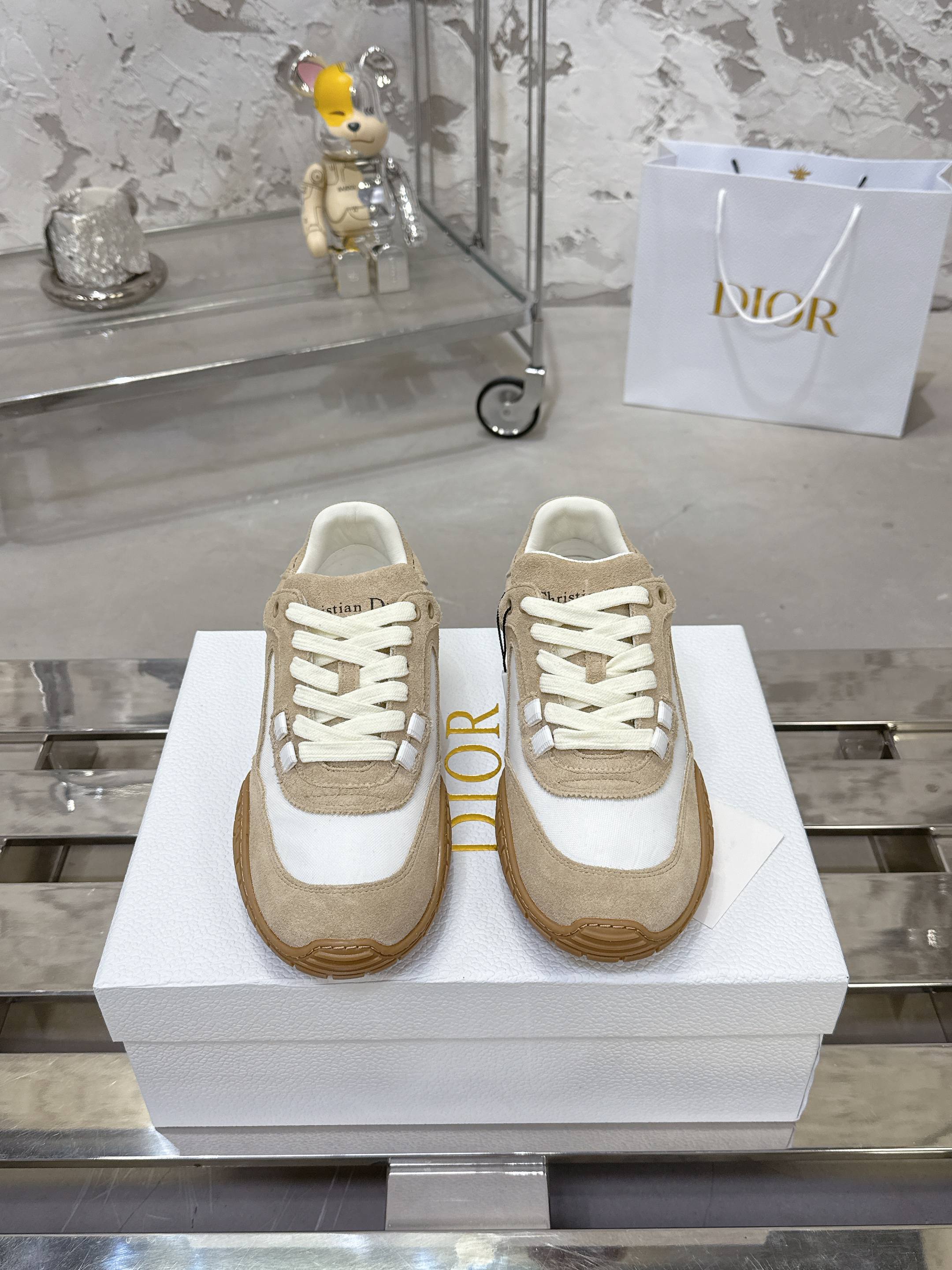 Dior Tech スニーカー - 秋冬のトレンドを纏ったデザイン