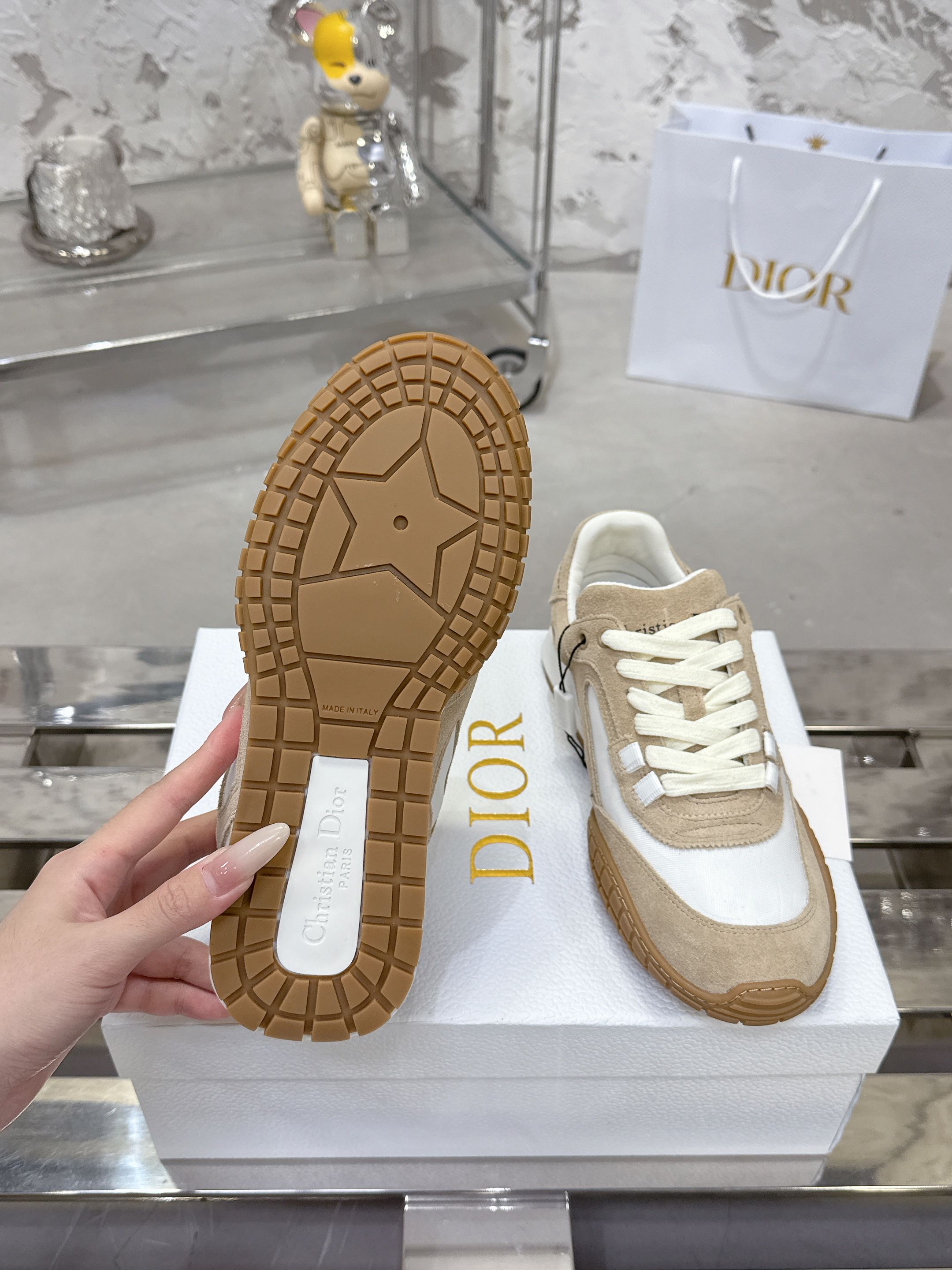 Dior Tech スニーカー - 秋冬のトレンドを纏ったデザイン