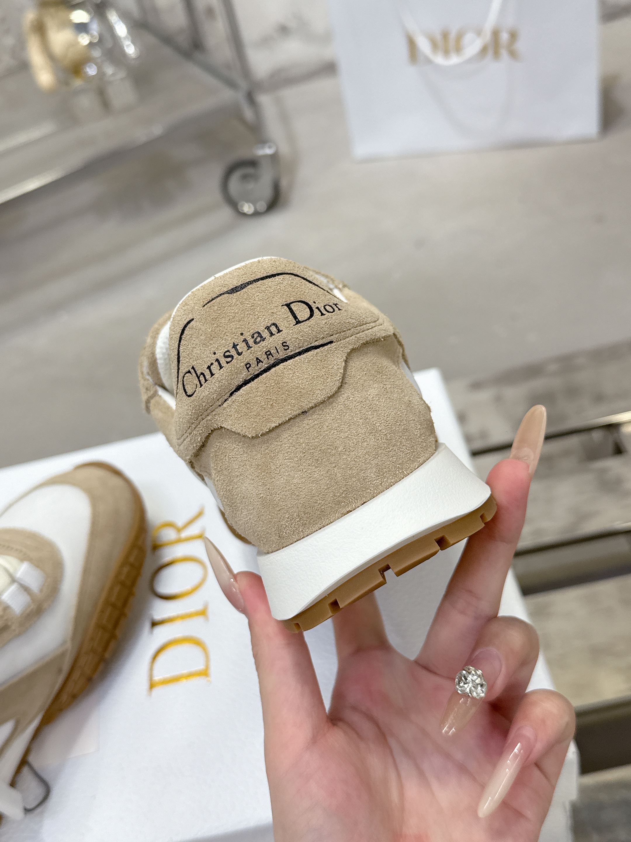 Dior Tech スニーカー - 秋冬のトレンドを纏ったデザイン