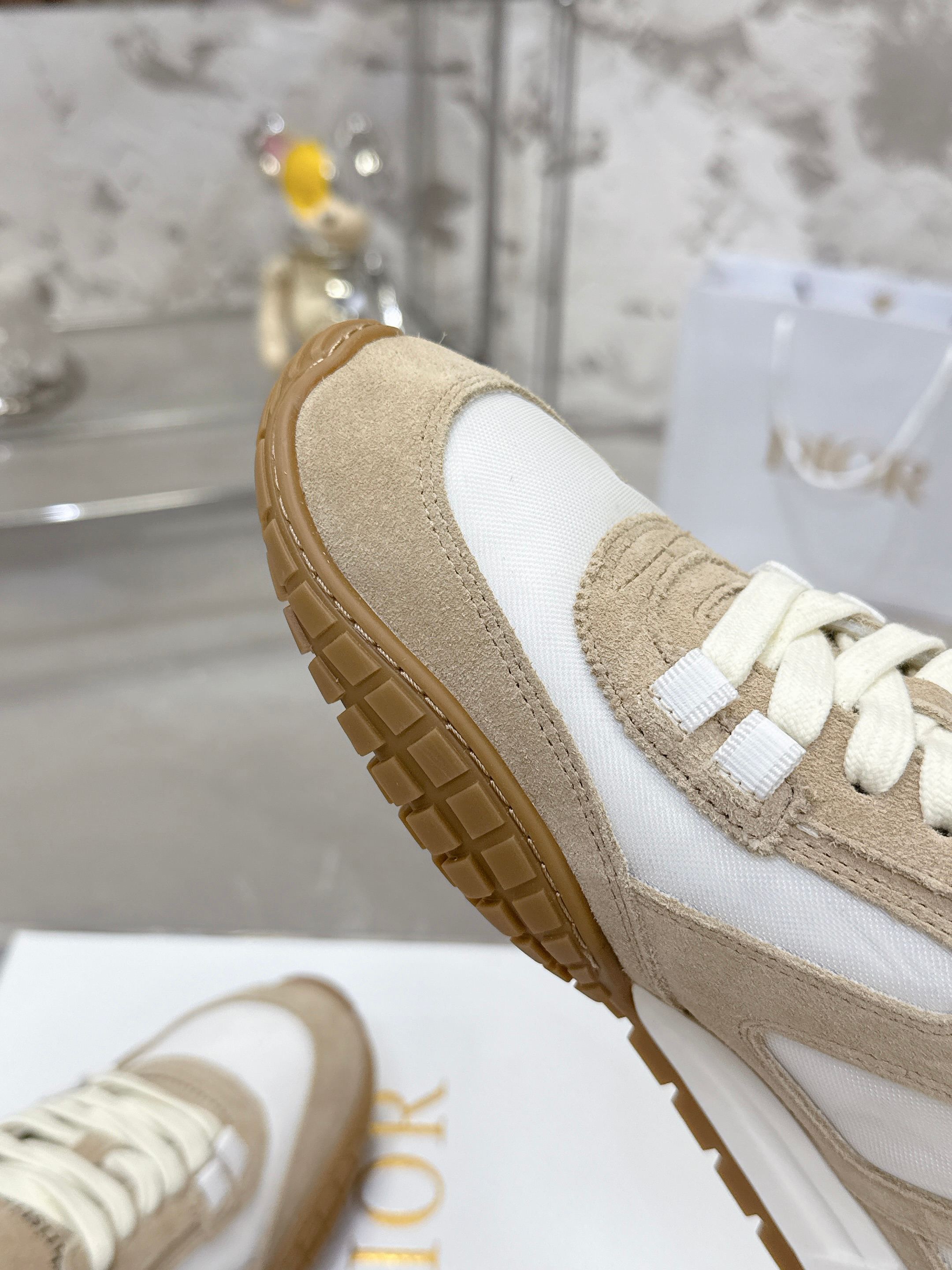 Dior Tech スニーカー - 秋冬のトレンドを纏ったデザイン