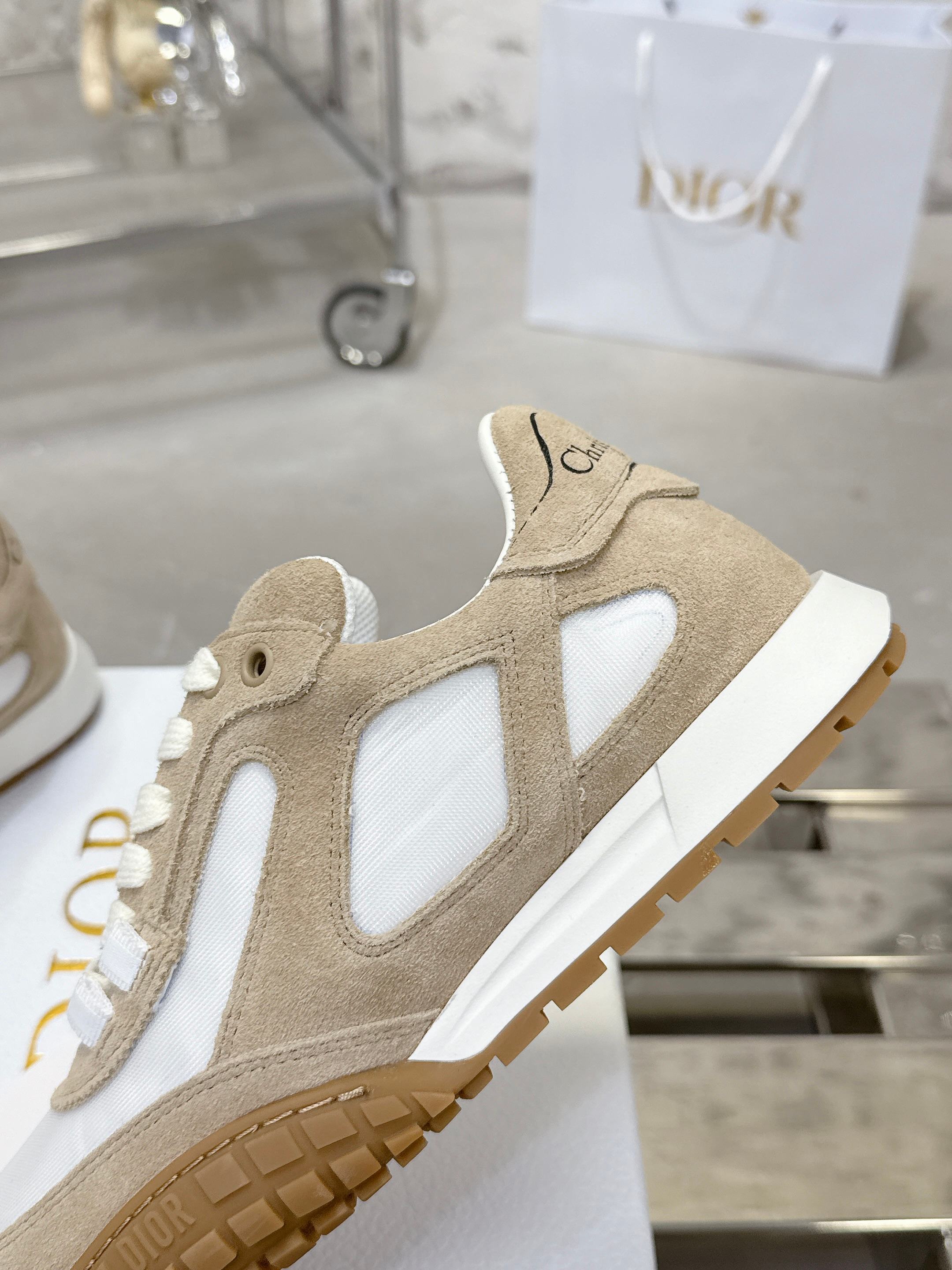 Dior Tech スニーカー - 秋冬のトレンドを纏ったデザイン