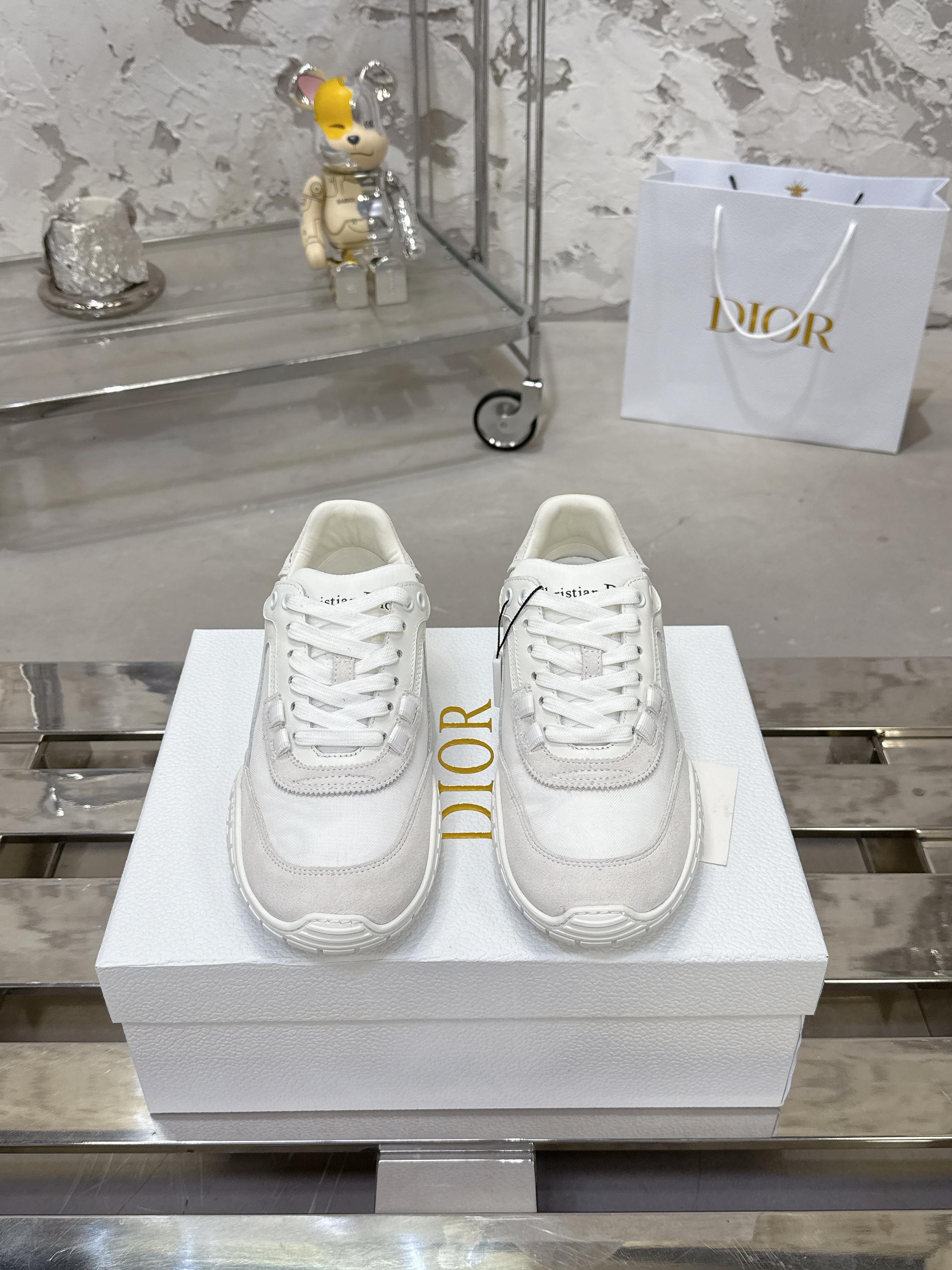 NO:682557,Top version!  !  !  Dior Tech sneakers Dior Tech is newly launched, with exquisite color matching and autumn and winter atmosphere ~ This Dior Tech sneaker is a new product of the 2026 early spring ready-to-wear series, with fashionable details, highlighting retro aesthetics. Cow leather and suede cow leather uppers are paired with transparent mesh fabric side splicing, and the heel and tongue are embellished with the Christian Dior Paris logo. The textured Dior logo sole of the same color adds a high-end style.  Upper material fabric, cow leather split leather, Christian Dior Paris logo on the heel and tongue. Textured Dior logo rubber sole embellished with Christian Dior's lucky star symbol!  Size 35-46 (41 for women and 46 for men, custom made and non-returnable), casual shoes/sports shoes, dior, dior, sneakers, cowhide19860909顶级版本！！！ Dior Tech 运动鞋 迪奥Tech全新上线,精美配色,秋冬氛围款～这款 Dior Tech 运动鞋是二零二六早春成衣系列新品,搭配时尚细节,彰显复古美学.牛皮革和绒面牛皮革鞋面,搭配透明网眼织物侧面拼接,后跟和鞋舌点缀以 ChristianDior Paris 标志.富有纹理的同色调 Dior 标志鞋底增添高订风范. 帮面材质织物,牛剖层革,牛皮革后跟和鞋舌饰以 Christian Dior Paris 标志 富有纹理的 Dior 标志橡胶鞋底饰以 Christian Dior 的幸运星符号！ 码数35-46（女41男46定做不退换）,休闲鞋/运动鞋,dior,dior,sneakers,cowhide,Women's Shoes
