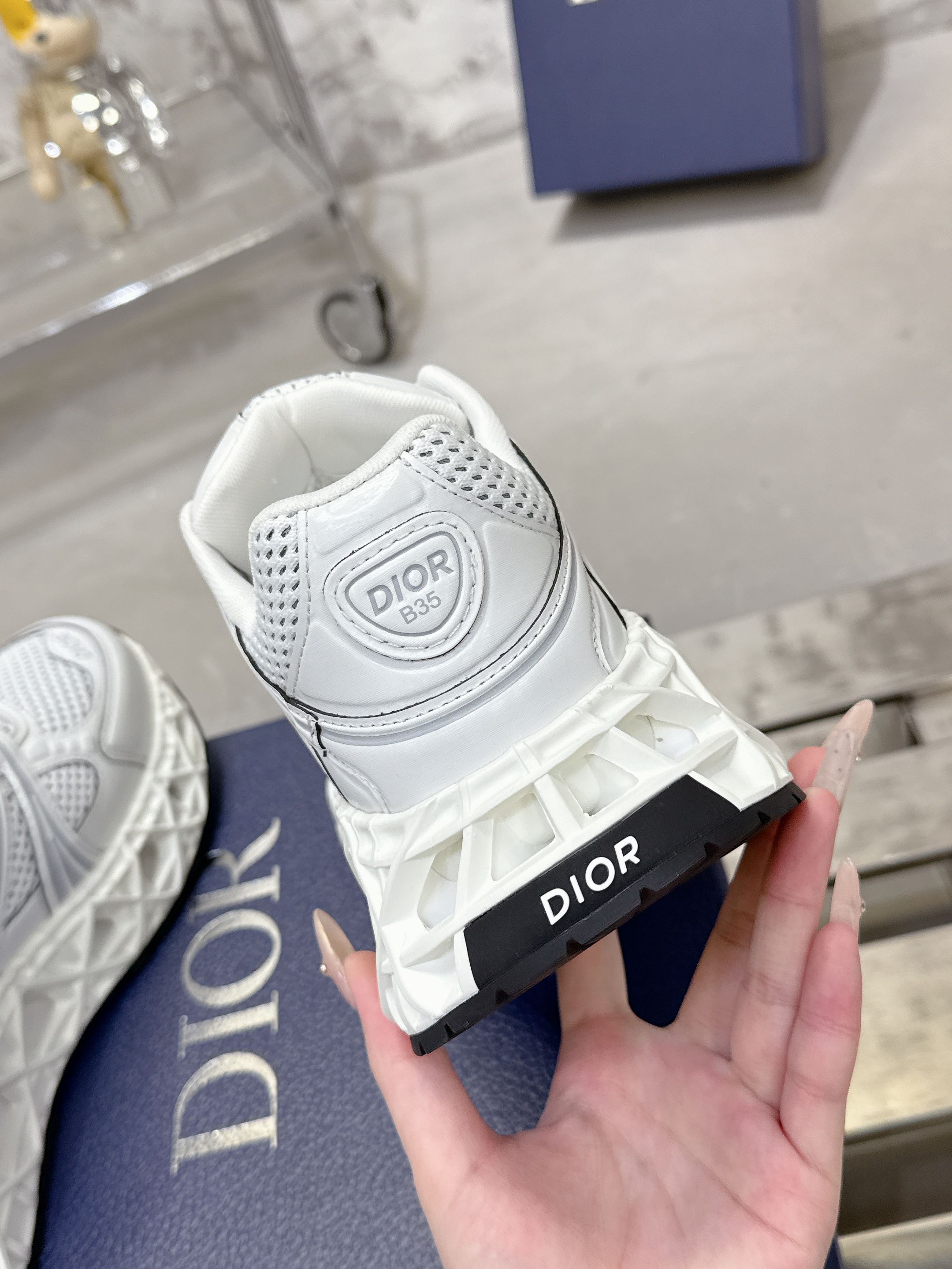 Dior B35 スニーカー - 春夏の新作、贅沢なデザインと快適さを両立