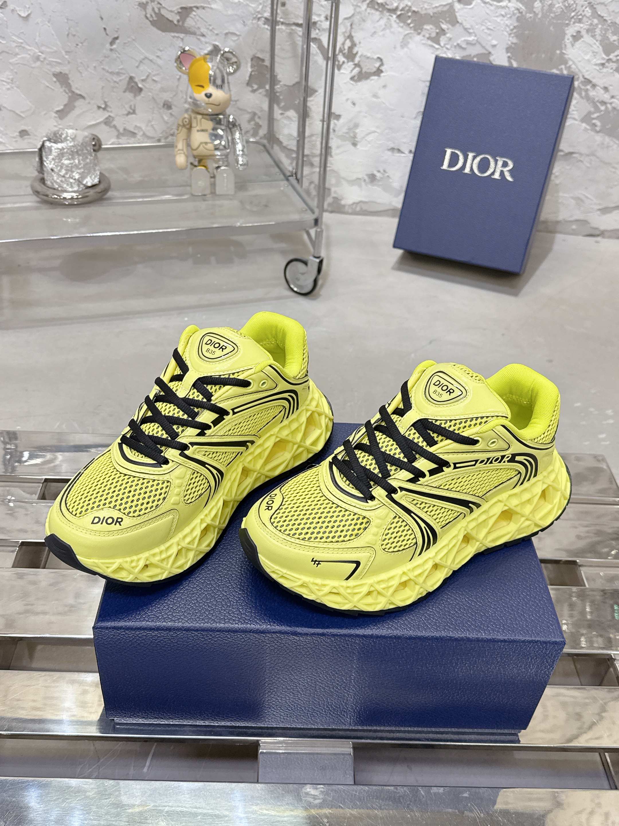 Dior B35 春夏男装スニーカー - 高級素材とデザインの絶妙な融合