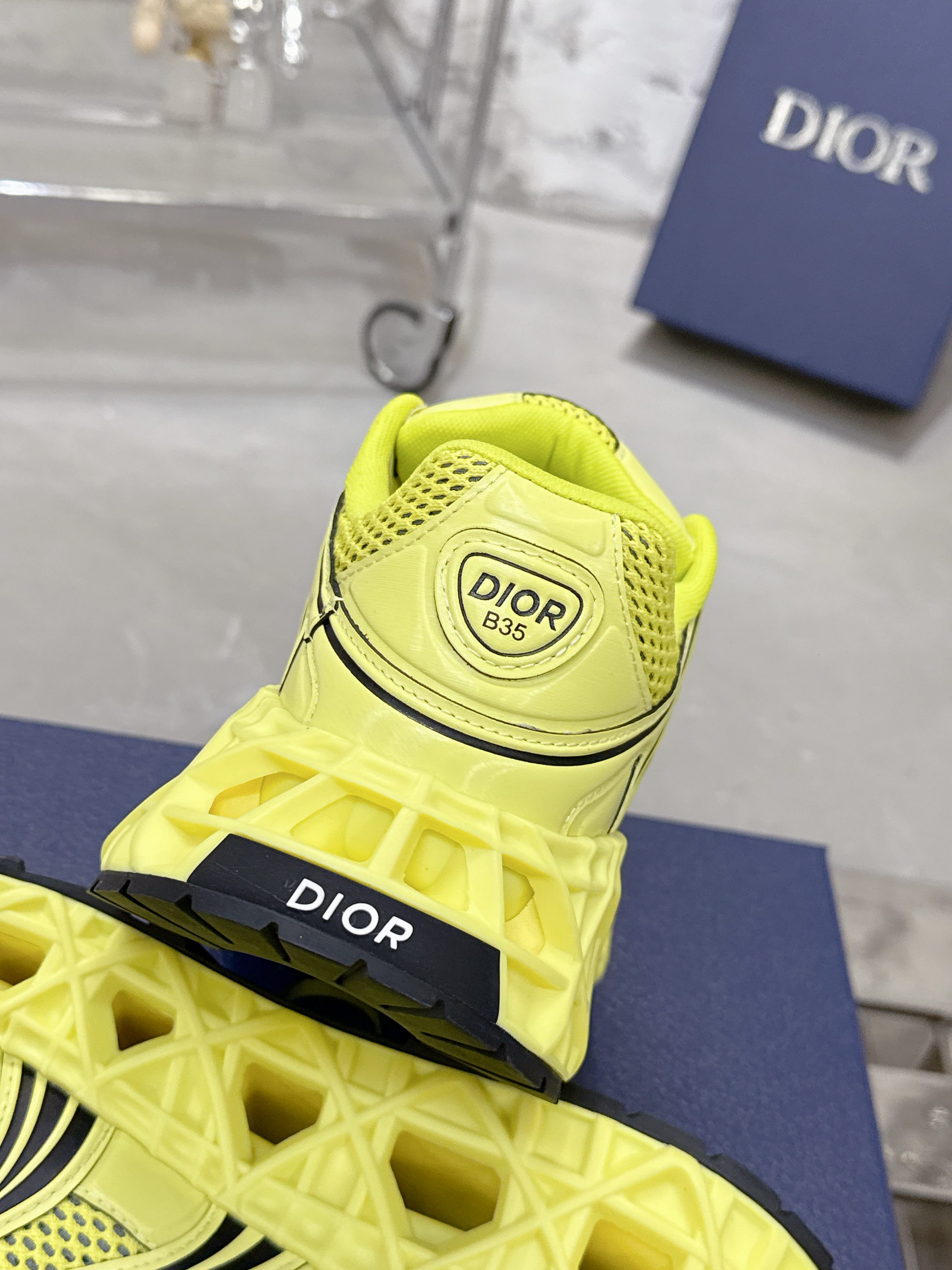 Dior B35 春夏男装スニーカー - 高級素材とデザインの絶妙な融合