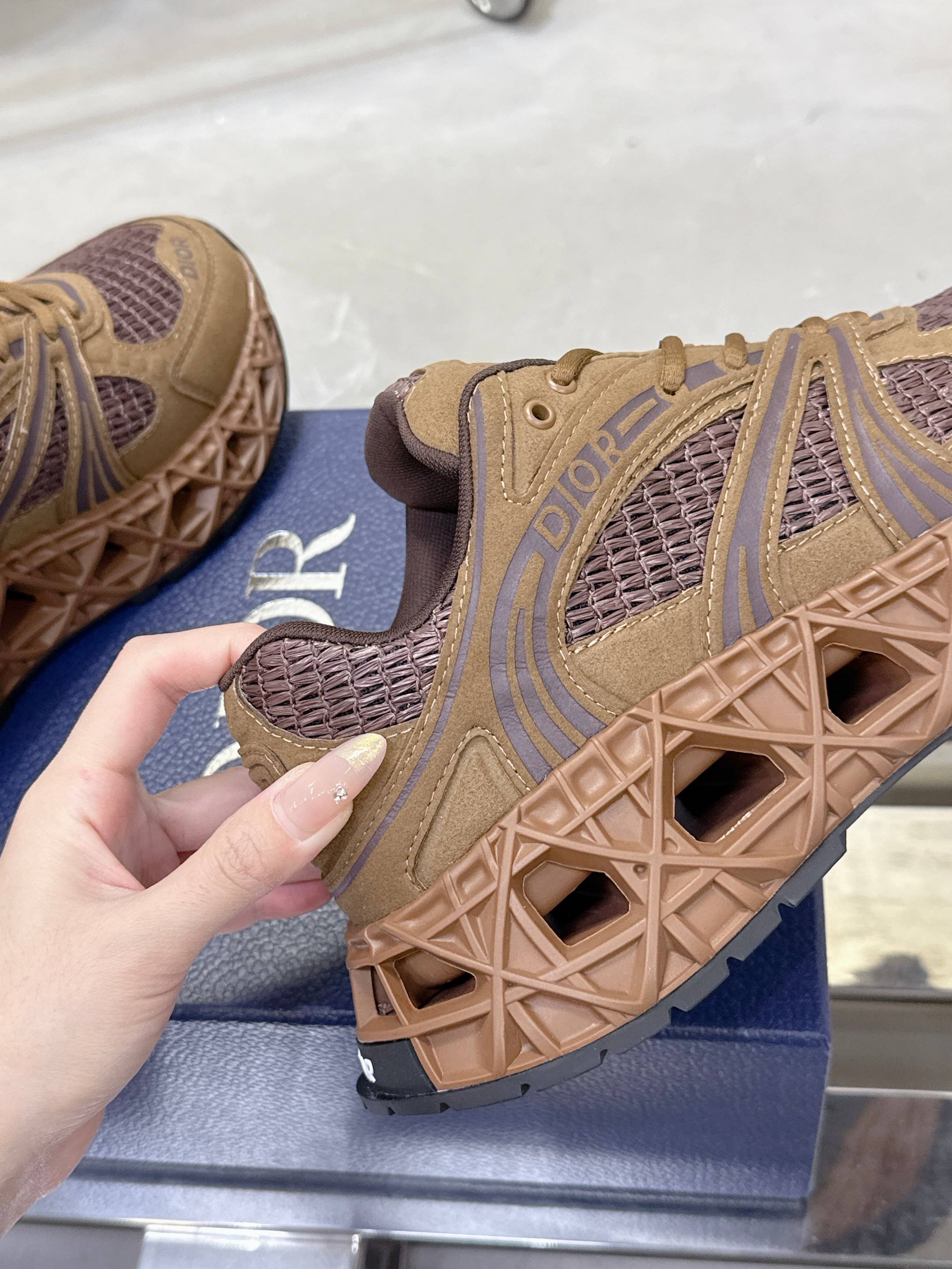 Dior B35 春夏奢華部落スタイルのスニーカー