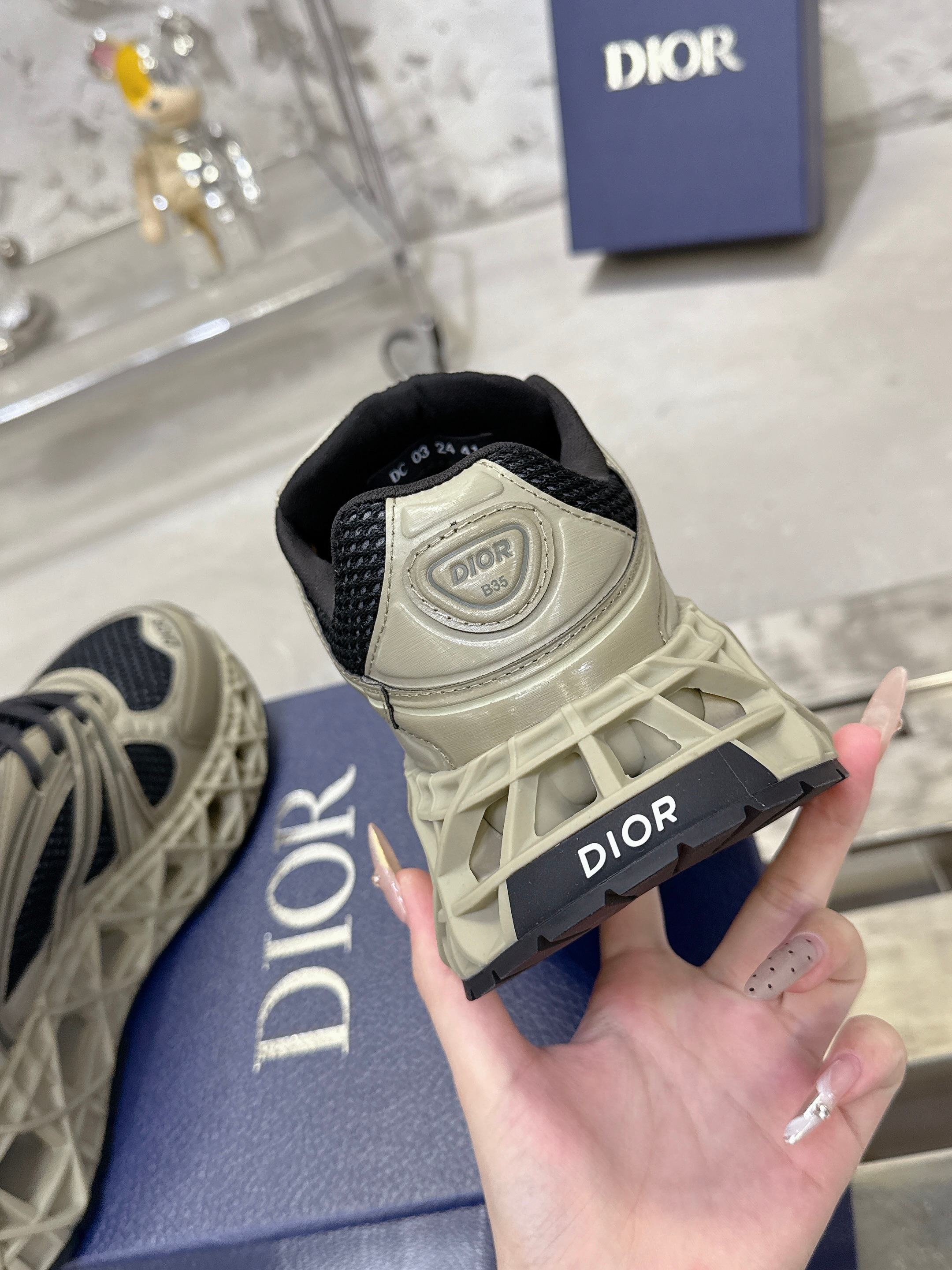Dior B35 春夏コレクション スニーカー