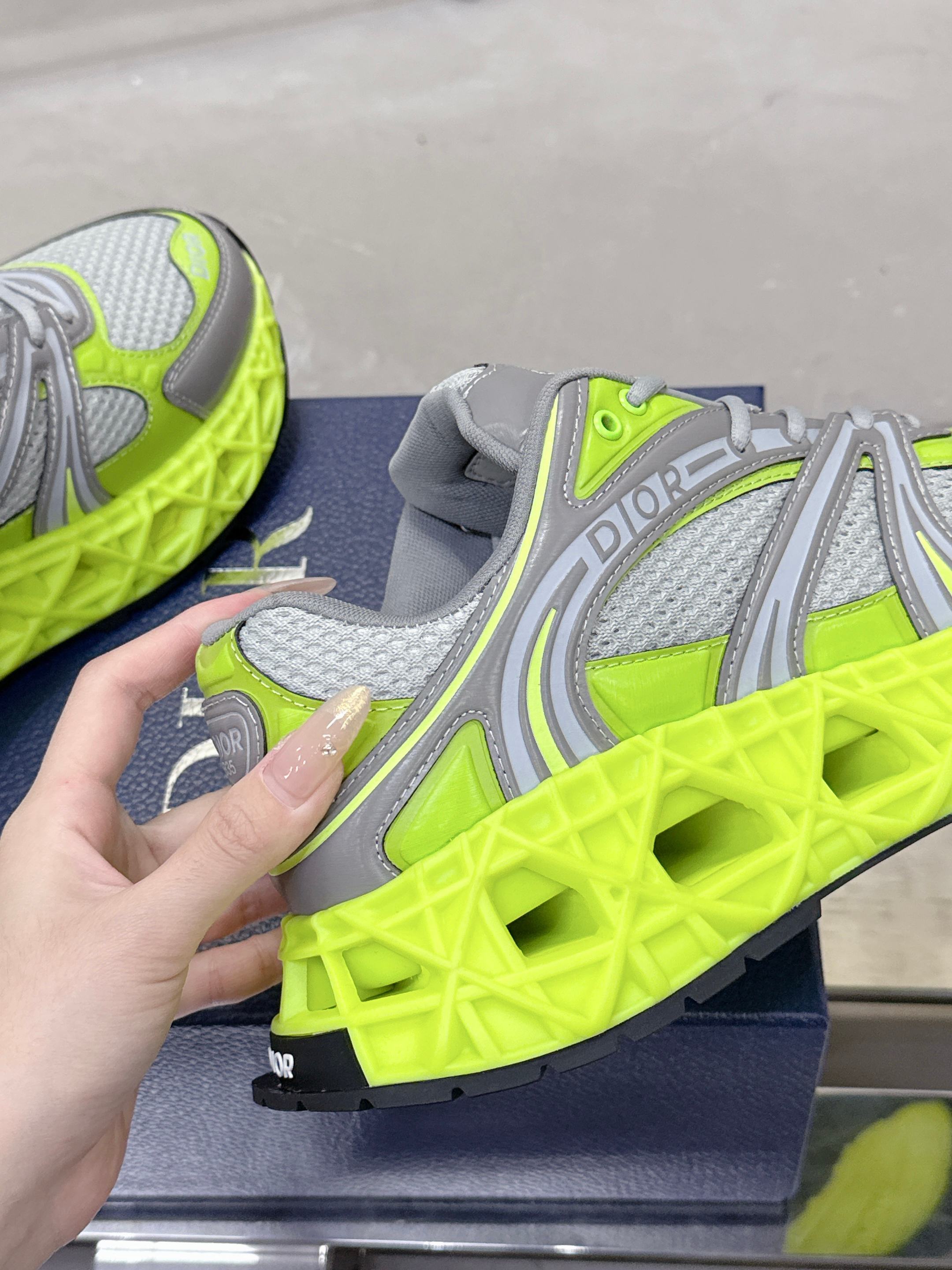 Dior B35 春夏男装スニーカー｜高級感と実用性の融合