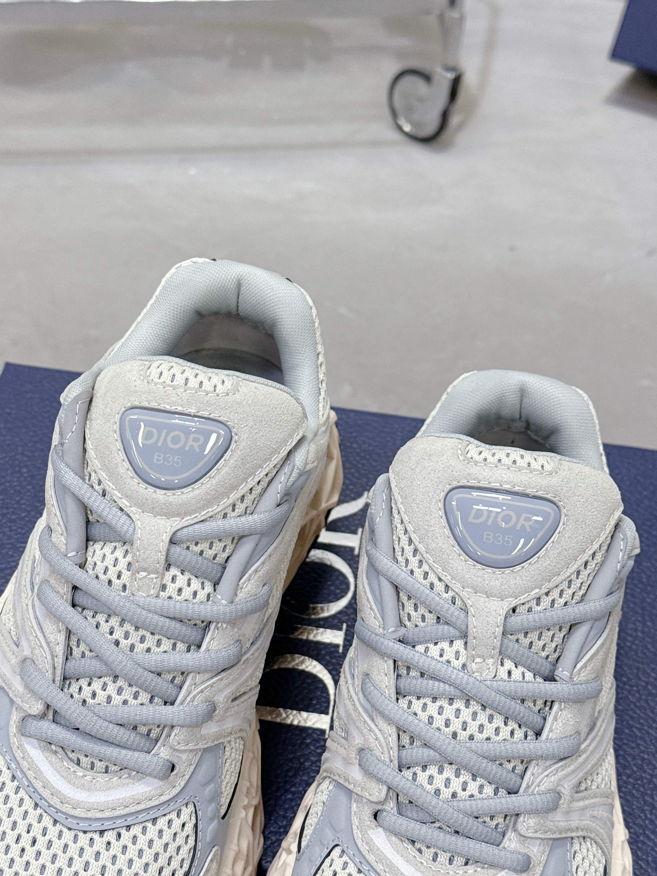 Dior B35 春夏男装シューズ - 豪華なデザインと快適性