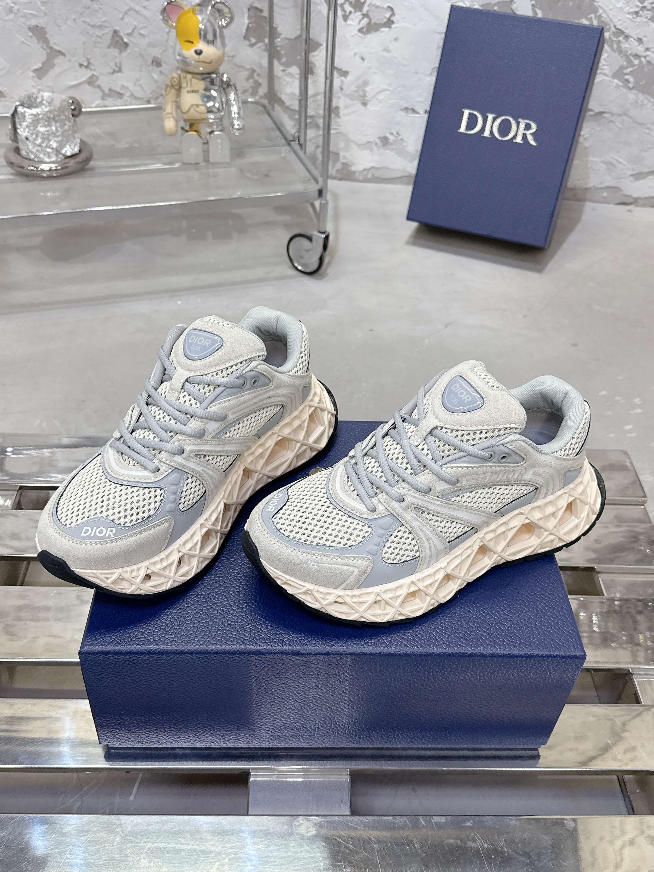 Dior B35 春夏男装シューズ - 豪華なデザインと快適性