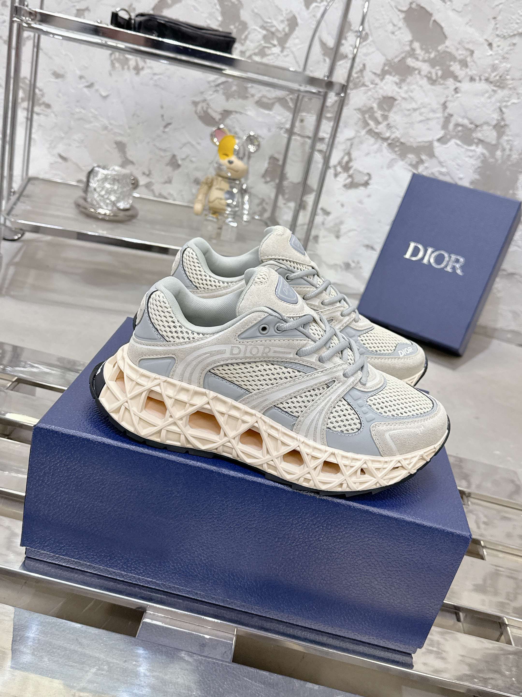 Dior B35 春夏男装シューズ - 豪華なデザインと快適性