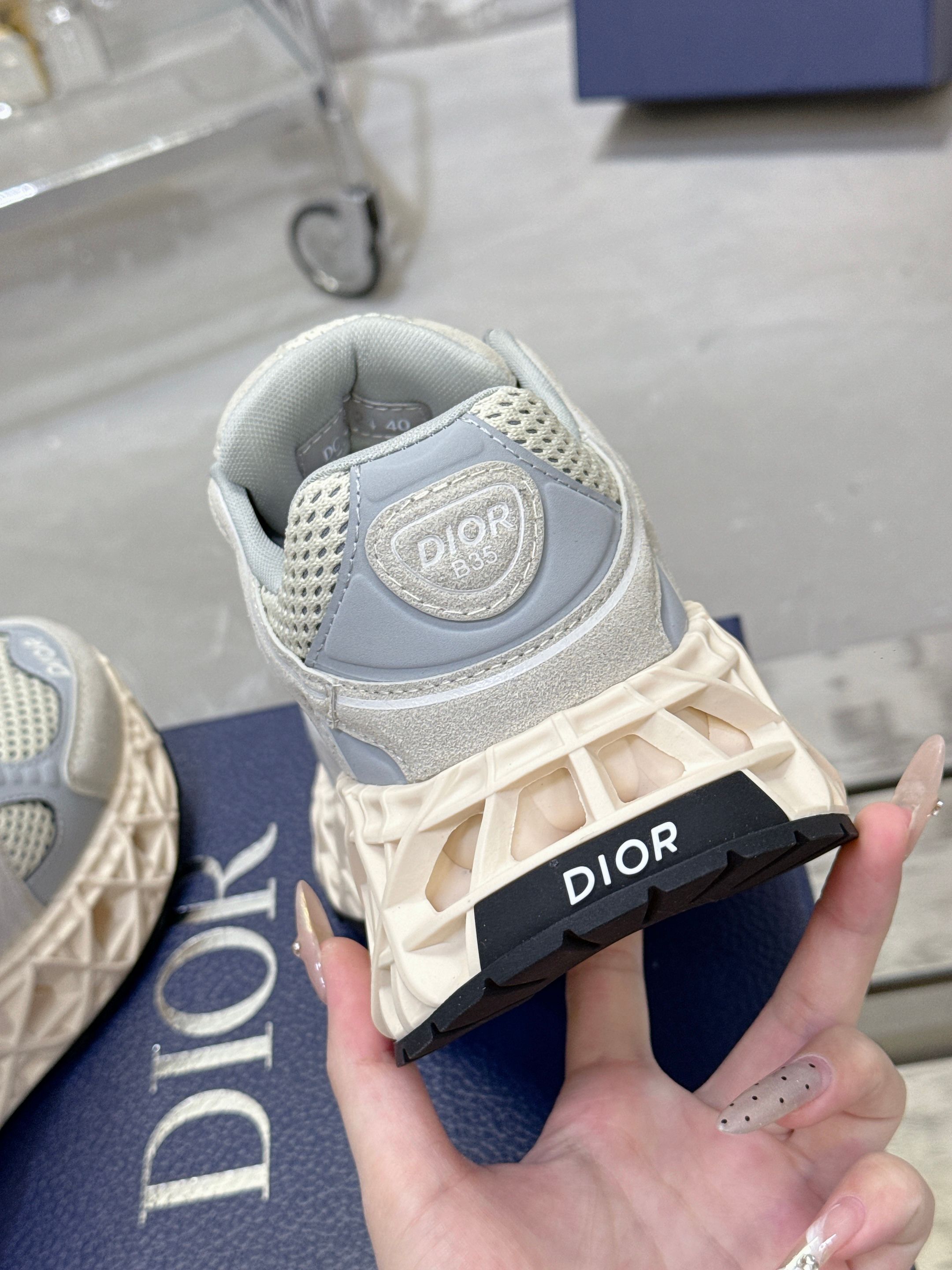 Dior B35 春夏男装シューズ - 豪華なデザインと快適性