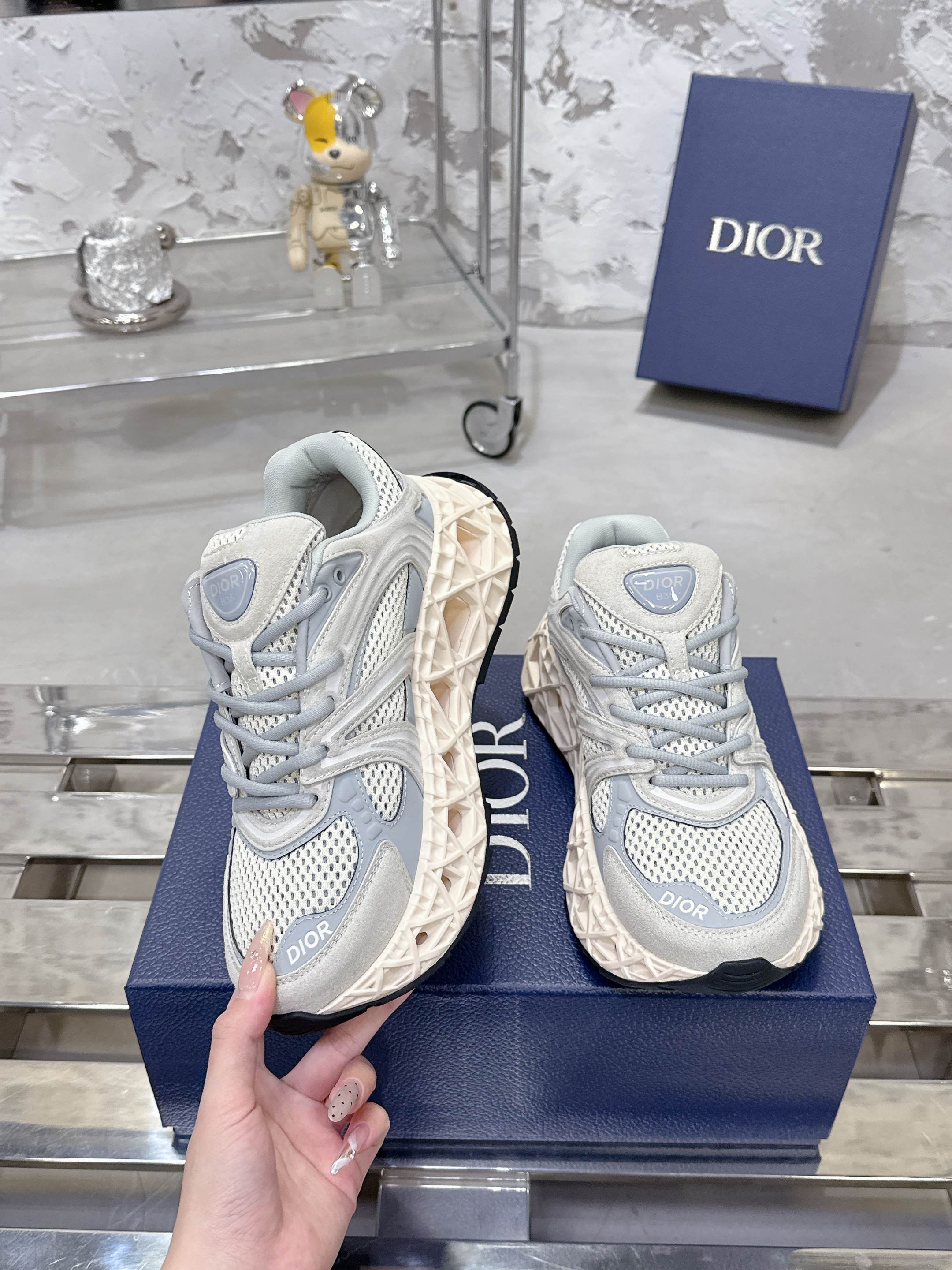 Dior B35 春夏男装シューズ - 豪華なデザインと快適性