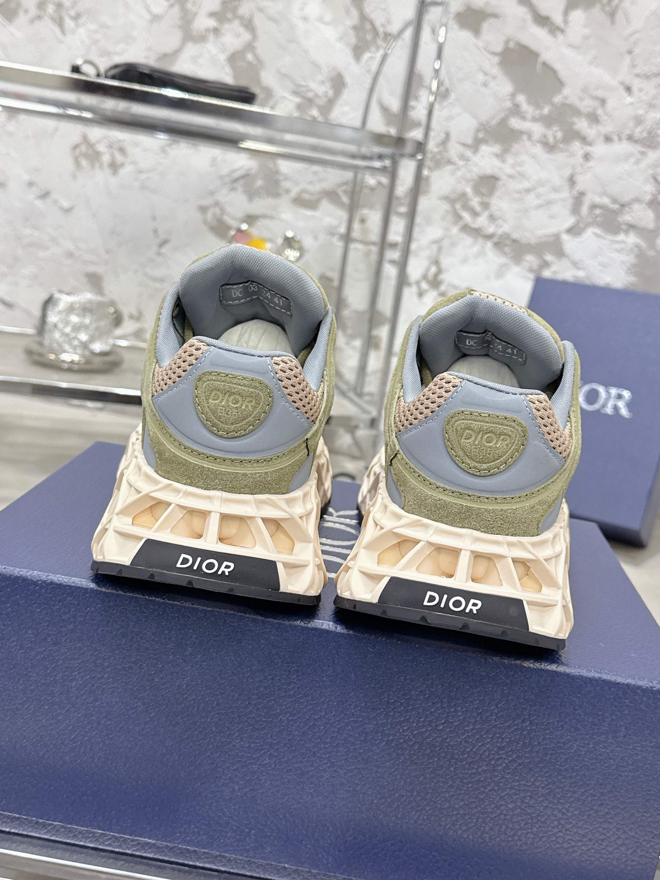 Dior B35春夏男装スニーカー - 高級素材とスタイリッシュなデザイン