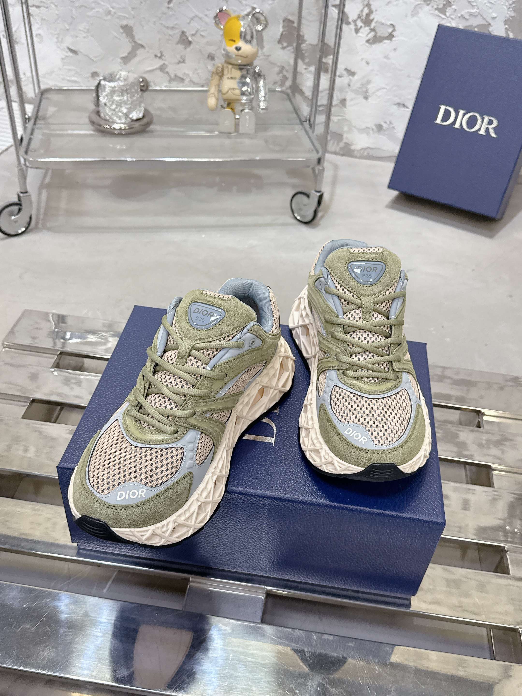 Dior B35春夏男装スニーカー - 高級素材とスタイリッシュなデザイン