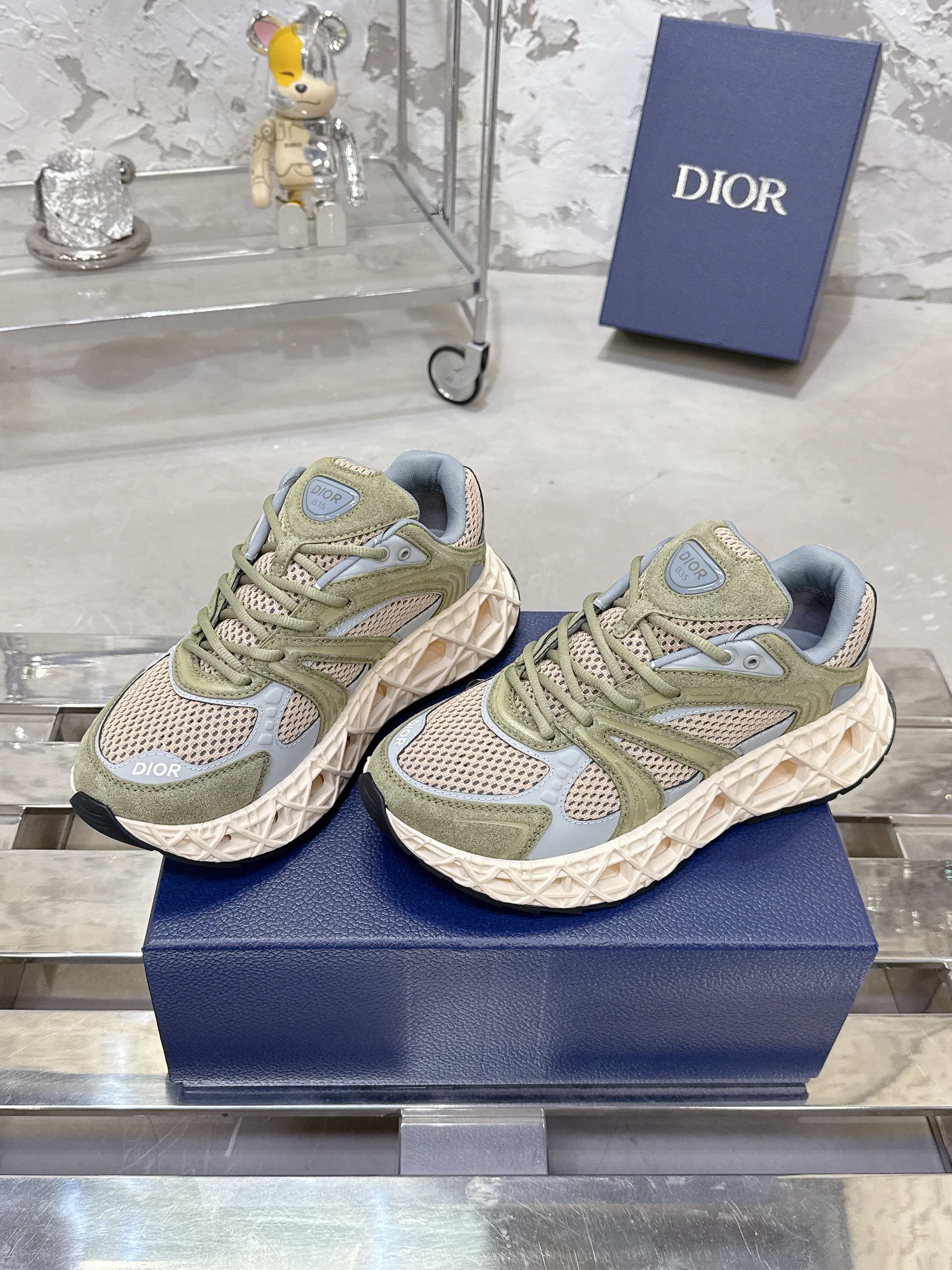 Dior B35春夏男装スニーカー - 高級素材とスタイリッシュなデザイン