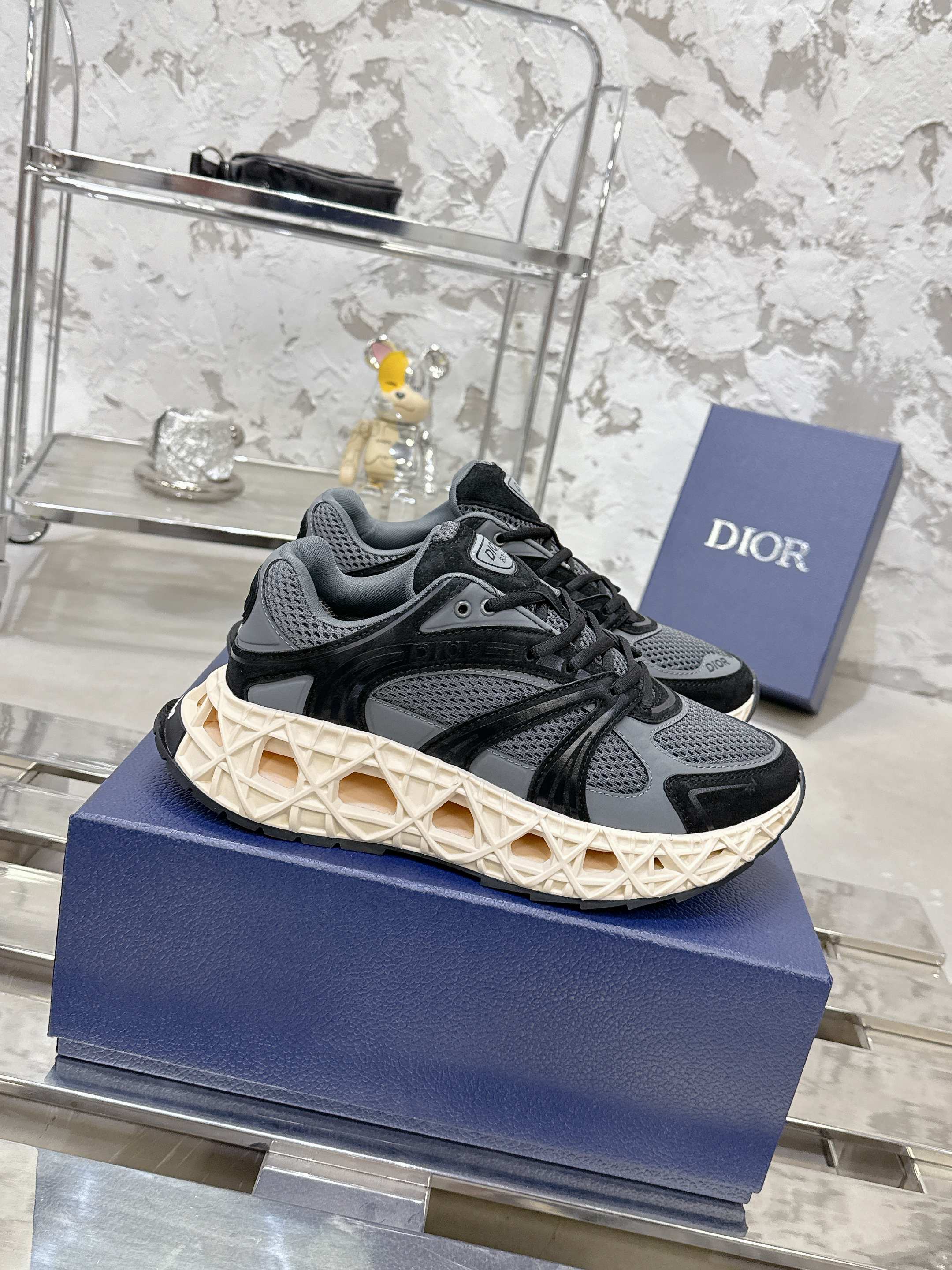 NO:690307,Top version!  !  !  Dior (B35) DIOR spring and summer men's wear show, the show was held at the Valle de Grasse School in Paris. Kim Jones drew inspiration from the works of South African artist Hylton Nel. The shoe details, clog soles and tribal elements, cleverly blended luxury craftsmanship and practicality, with fresh childlike charm and bright temperament, creating a new season hot spot. Dior KAWA Dior co-branded, casual sports shoes, with Dior  A reinterpretation of running shoes in a high-end style. The B35 is made of fine-textured leather and mesh fabric materials. It can be worn in all seasons, comfortable and breathable. The shoes have multiple lines outlining details and are full of retro three-dimensionality. They can create a casual look all year round!  Fabric cowhide/customized cloth material Lining: imported breathable mesh lining original molded outsole Size39-46 (customized at 45.46),, dior, dior, sneakers, cowhide19860909顶级版本！！！ Dior（B35) DIOR春夏男装大秀,秀场设在一巴黎瓦勒德格拉斯学校,Kim Jones从南非艺术家Hylton Nel的作品中撷取灵感,鞋履细节木屐底及部落元素巧妙糅合奢华工艺与实用性,又带着清新童趣和明媚气质,打造新一季热点.Dior KAWA迪奥联名,休闲运动鞋,以 Dior 的高订风格重新演绎跑步鞋.B35运用了质感细腻的皮革和网眼布面材质拼接而成,四季可穿,舒适透气,鞋身多处线条勾勒细节,复古立体感十足,可全年打造休闲造型！ 面料牛皮/定做布面材质 内里:进口透气网里 大底原版开模大底 Size39-46（45.46定做）,,dior,dior,sneakers,cowhide,Men's shoes