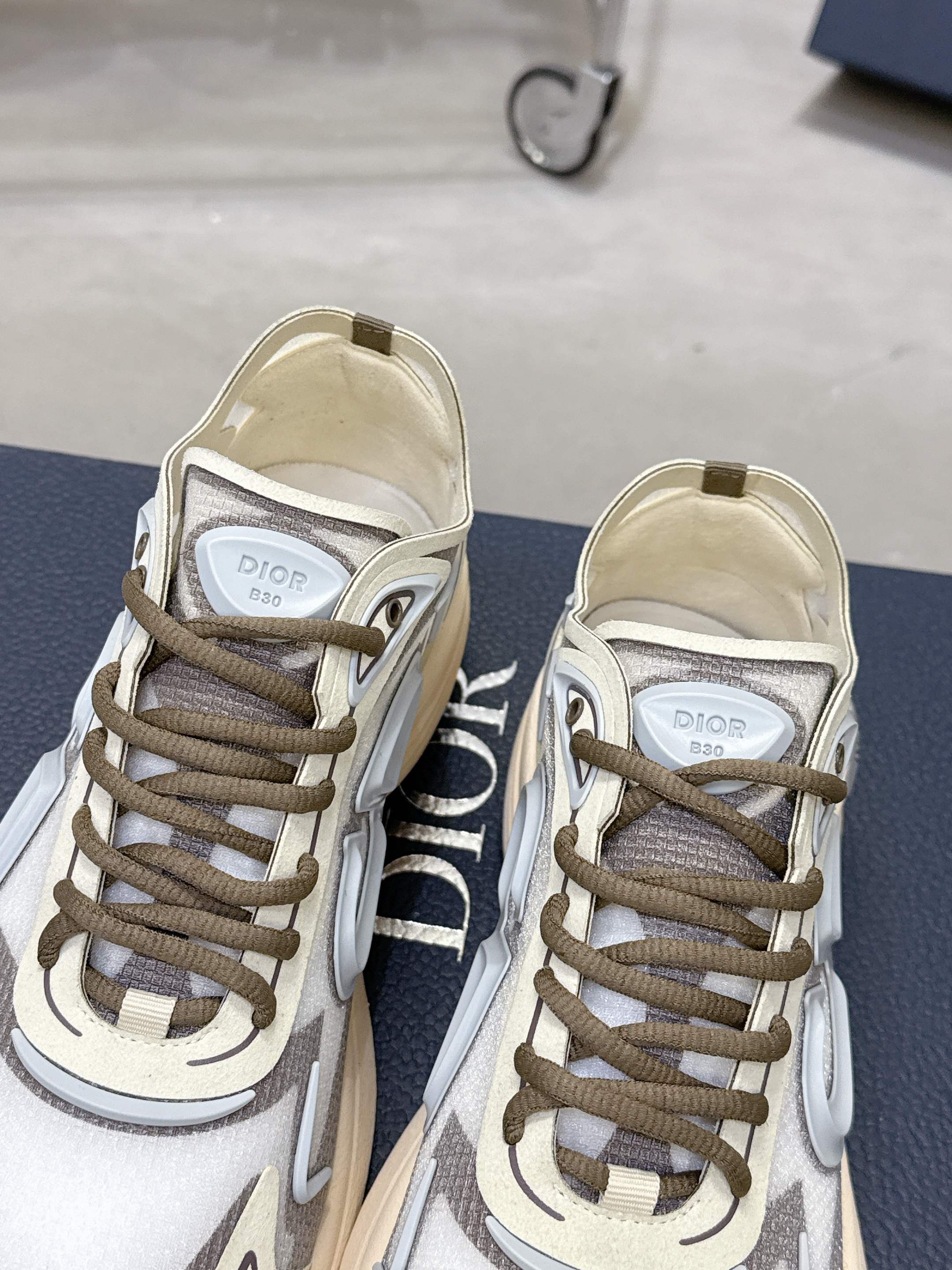 Dior B30 Countdown 科技運動鞋 - 軽やかで快適なスニーカー