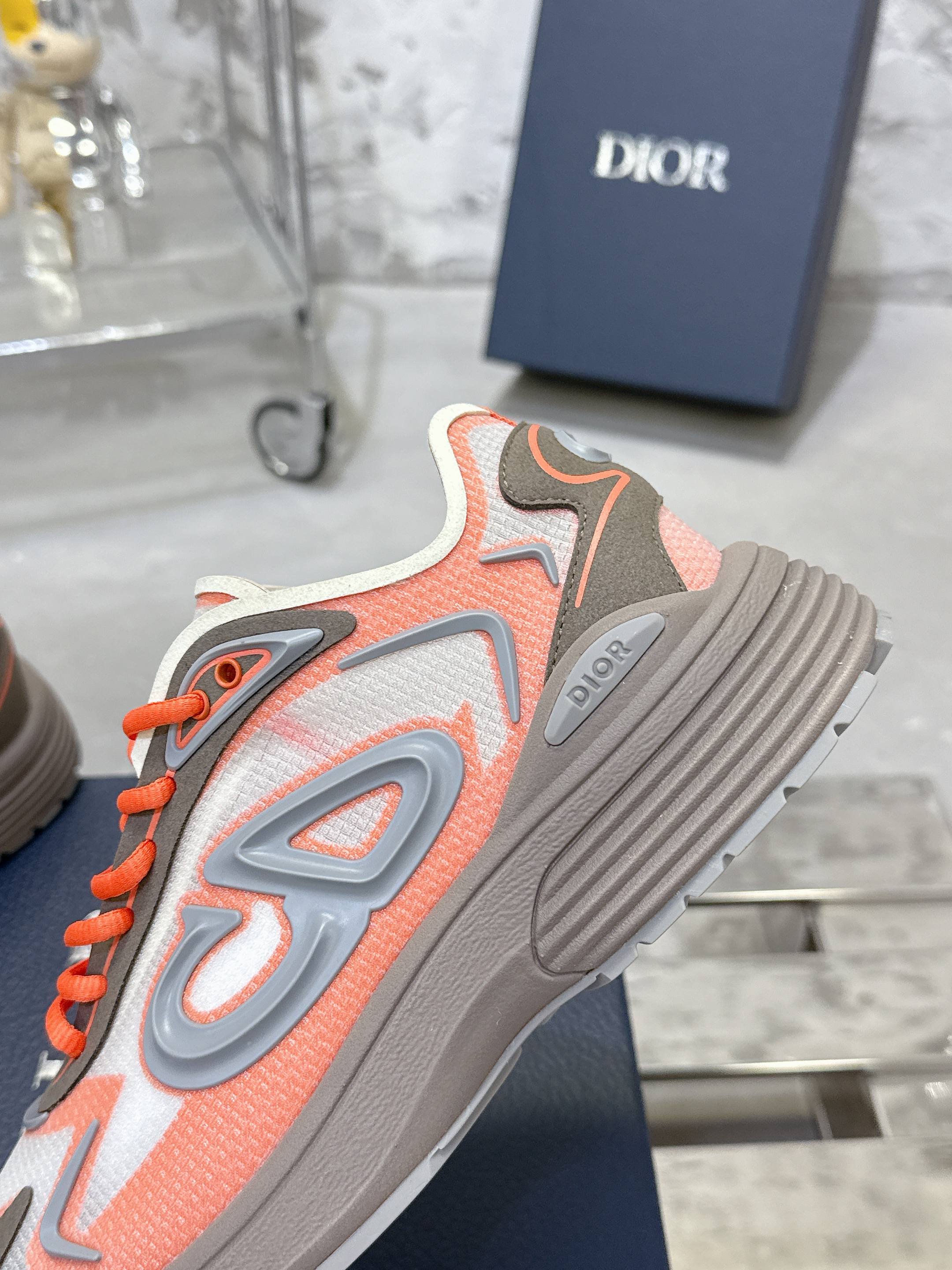 Dior B30 Countdown テクノロジー スニーカー 高級感あふれるデザイン