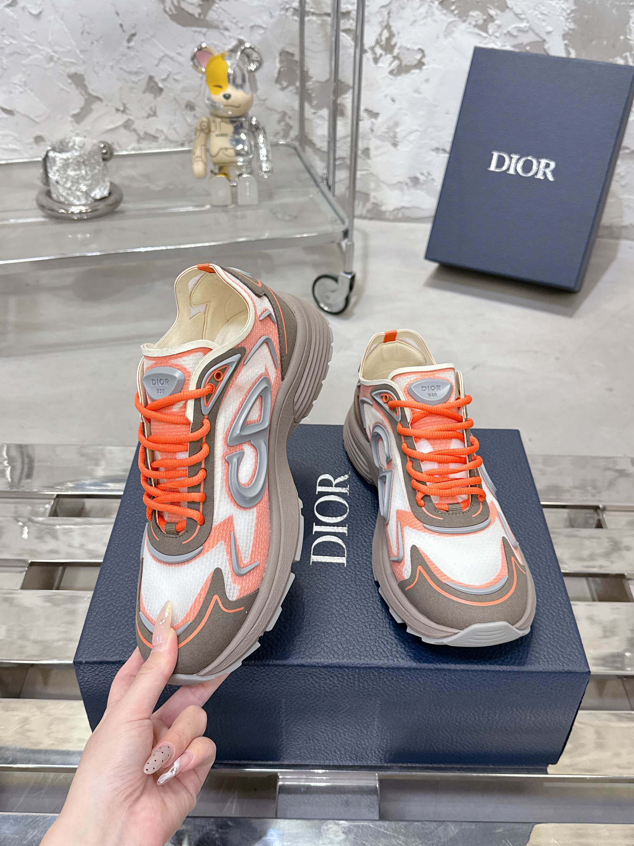 Dior B30 Countdown テクノロジー スニーカー 高級感あふれるデザイン